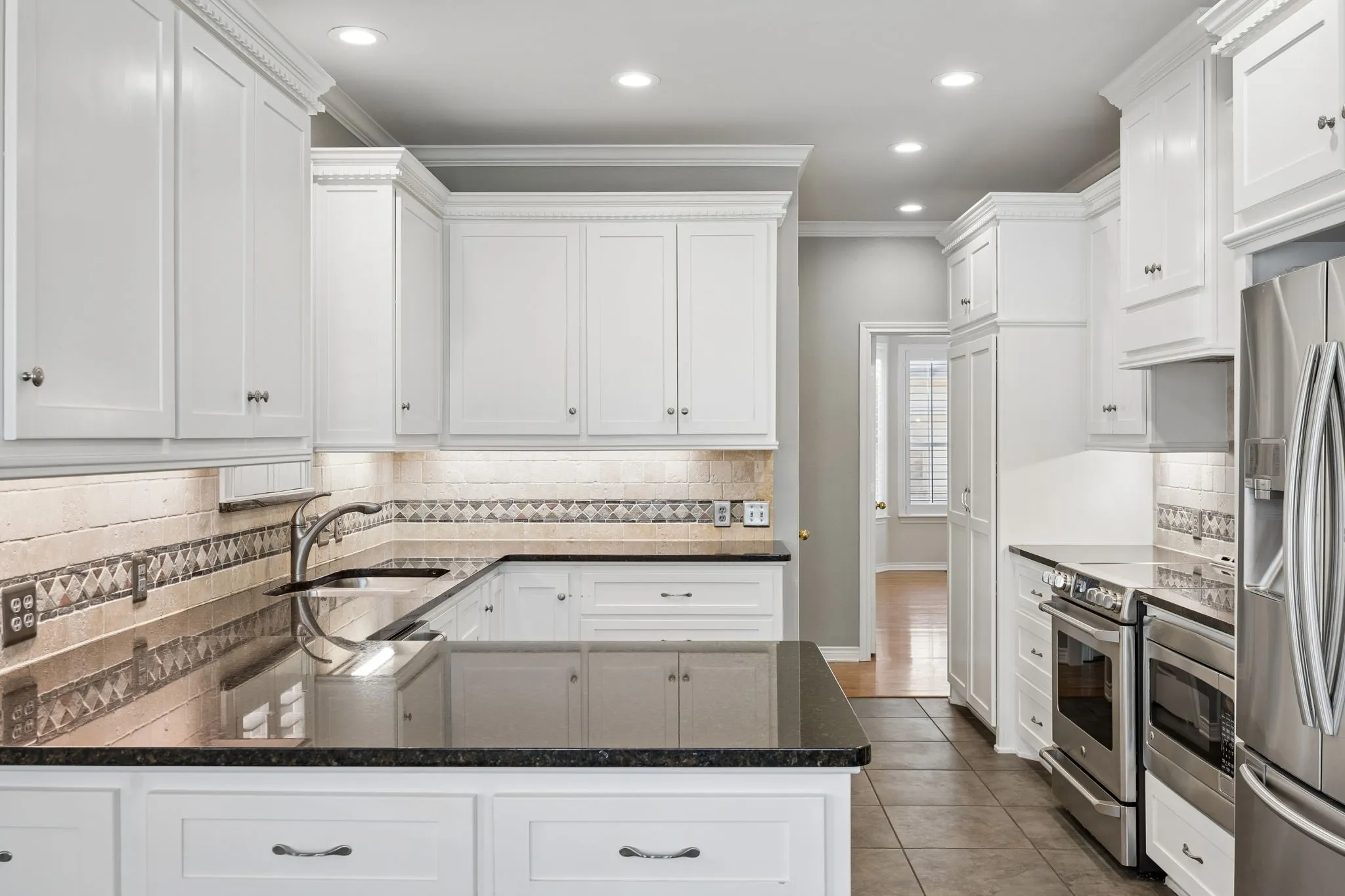 Single Family Residence For Sale in Tarrant County , 3323 Shellbrook Court, Arlington, Texas 76016, 4 Bedroom, 5 Bathroom, 4 Garage spaces, 4,349 Sqft, built in 1993, Preowned, mls#21255409, Real Estate Agent in Arlington, Homes For Sale in Tarrant county, Homes For Sale in Arlington, Realtor in Arlington Texas, Real Estate Brokerage Independent Realty Texas, Luminita Cordes Realtor