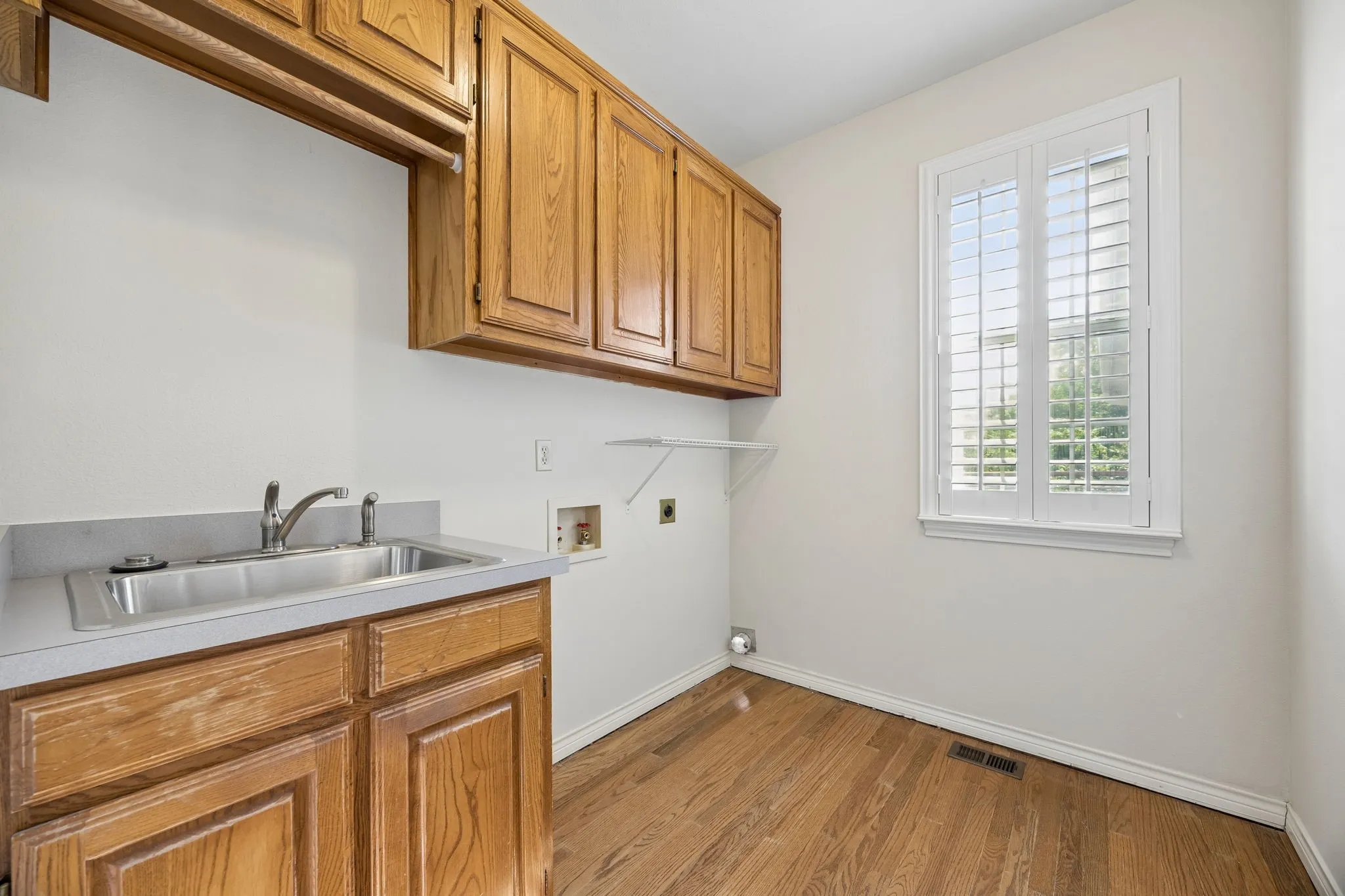 Single Family Residence For Sale in Tarrant County , 3323 Shellbrook Court, Arlington, Texas 76016, 4 Bedroom, 5 Bathroom, 4 Garage spaces, 4,349 Sqft, built in 1993, Preowned, mls#21255409, Real Estate Agent in Arlington, Homes For Sale in Tarrant county, Homes For Sale in Arlington, Realtor in Arlington Texas, Real Estate Brokerage Independent Realty Texas, Luminita Cordes Realtor