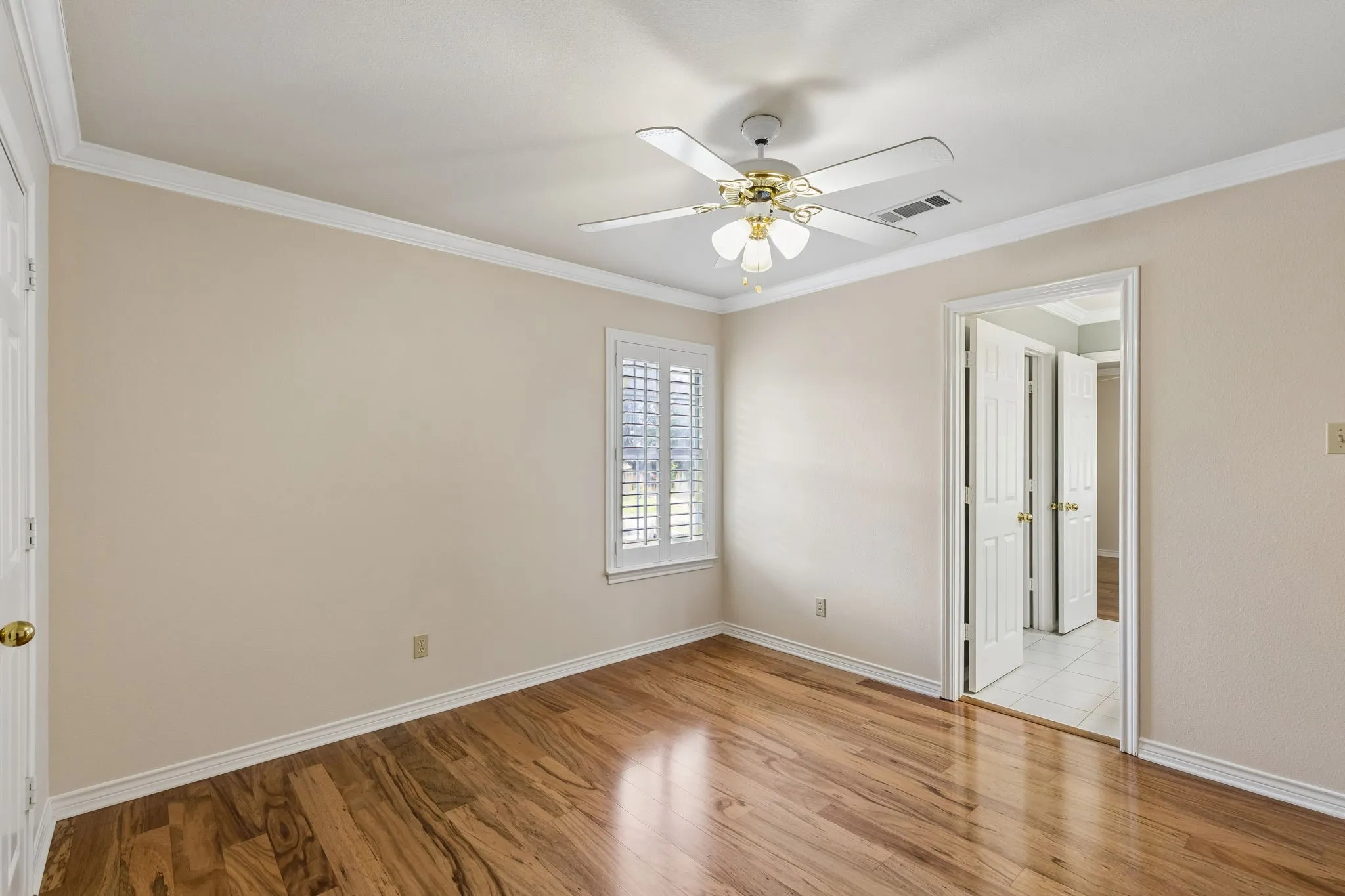 Single Family Residence For Sale in Tarrant County , 3323 Shellbrook Court, Arlington, Texas 76016, 4 Bedroom, 5 Bathroom, 4 Garage spaces, 4,349 Sqft, built in 1993, Preowned, mls#21255409, Real Estate Agent in Arlington, Homes For Sale in Tarrant county, Homes For Sale in Arlington, Realtor in Arlington Texas, Real Estate Brokerage Independent Realty Texas, Luminita Cordes Realtor