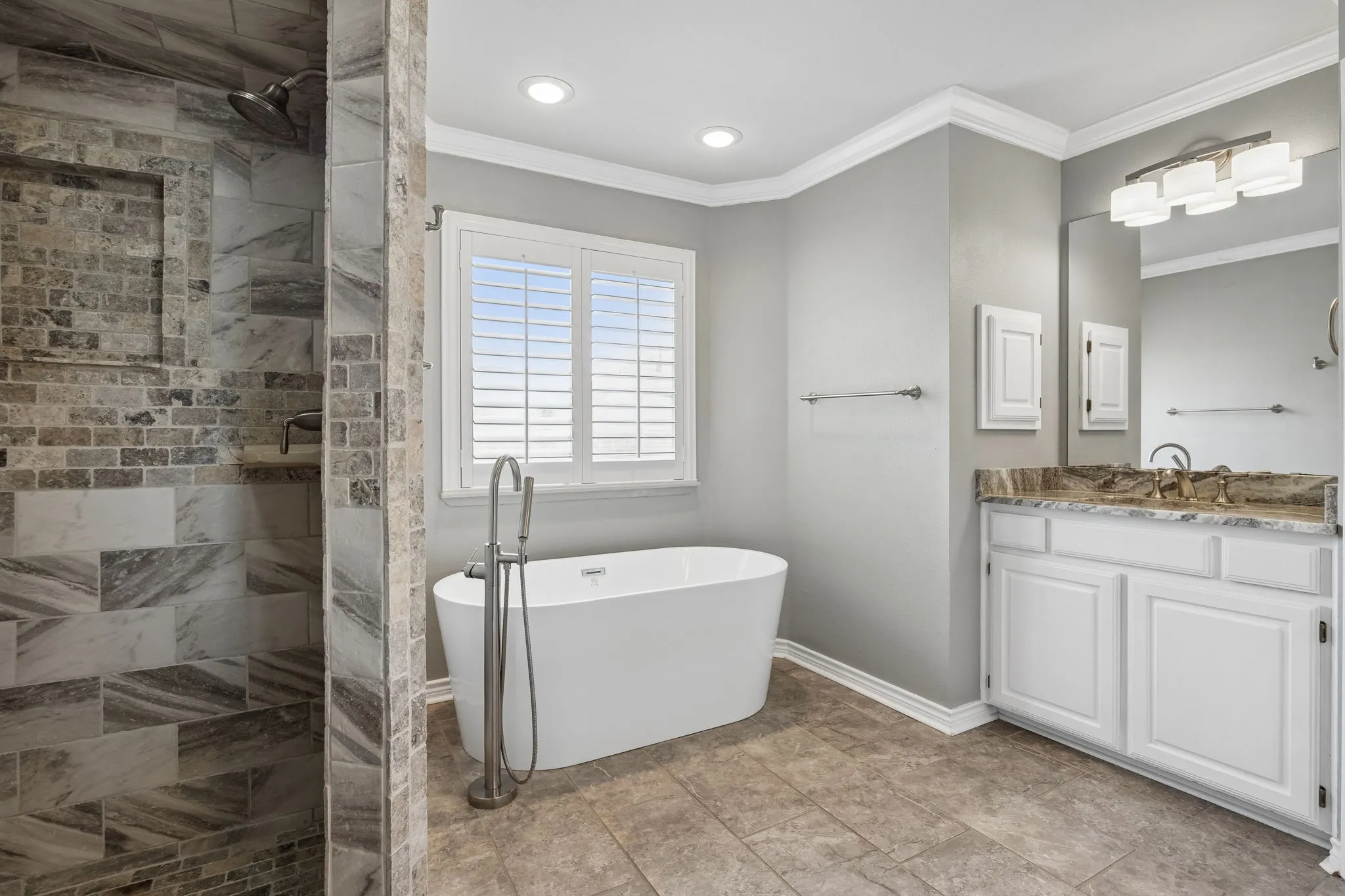 Single Family Residence For Sale in Tarrant County , 3323 Shellbrook Court, Arlington, Texas 76016, 4 Bedroom, 5 Bathroom, 4 Garage spaces, 4,349 Sqft, built in 1993, Preowned, mls#21255409, Real Estate Agent in Arlington, Homes For Sale in Tarrant county, Homes For Sale in Arlington, Realtor in Arlington Texas, Real Estate Brokerage Independent Realty Texas, Luminita Cordes Realtor