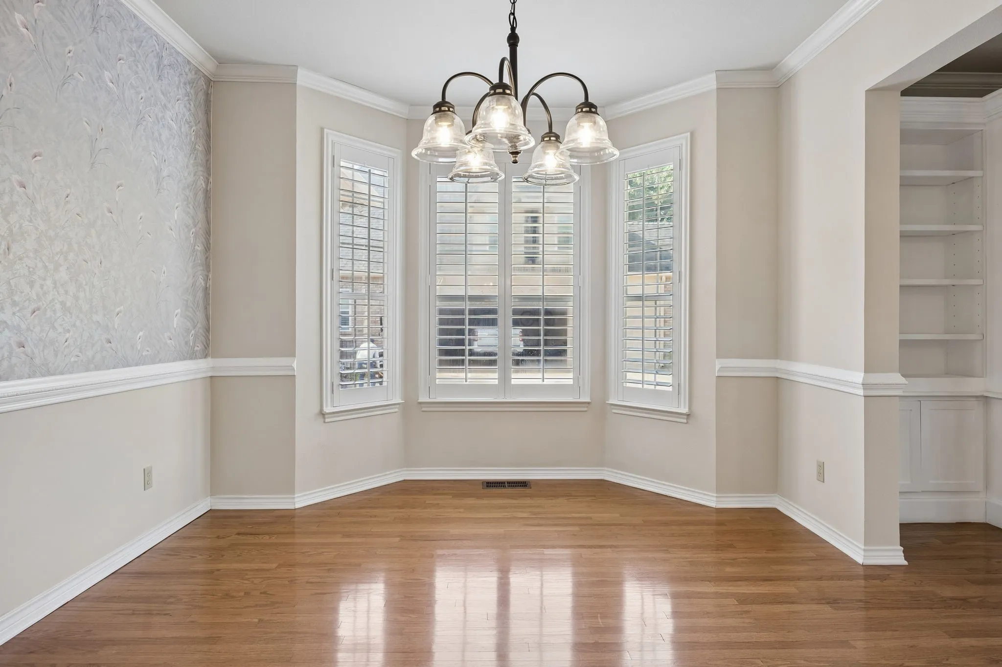 Single Family Residence For Sale in Tarrant County , 3323 Shellbrook Court, Arlington, Texas 76016, 4 Bedroom, 5 Bathroom, 4 Garage spaces, 4,349 Sqft, built in 1993, Preowned, mls#21255409, Real Estate Agent in Arlington, Homes For Sale in Tarrant county, Homes For Sale in Arlington, Realtor in Arlington Texas, Real Estate Brokerage Independent Realty Texas, Luminita Cordes Realtor