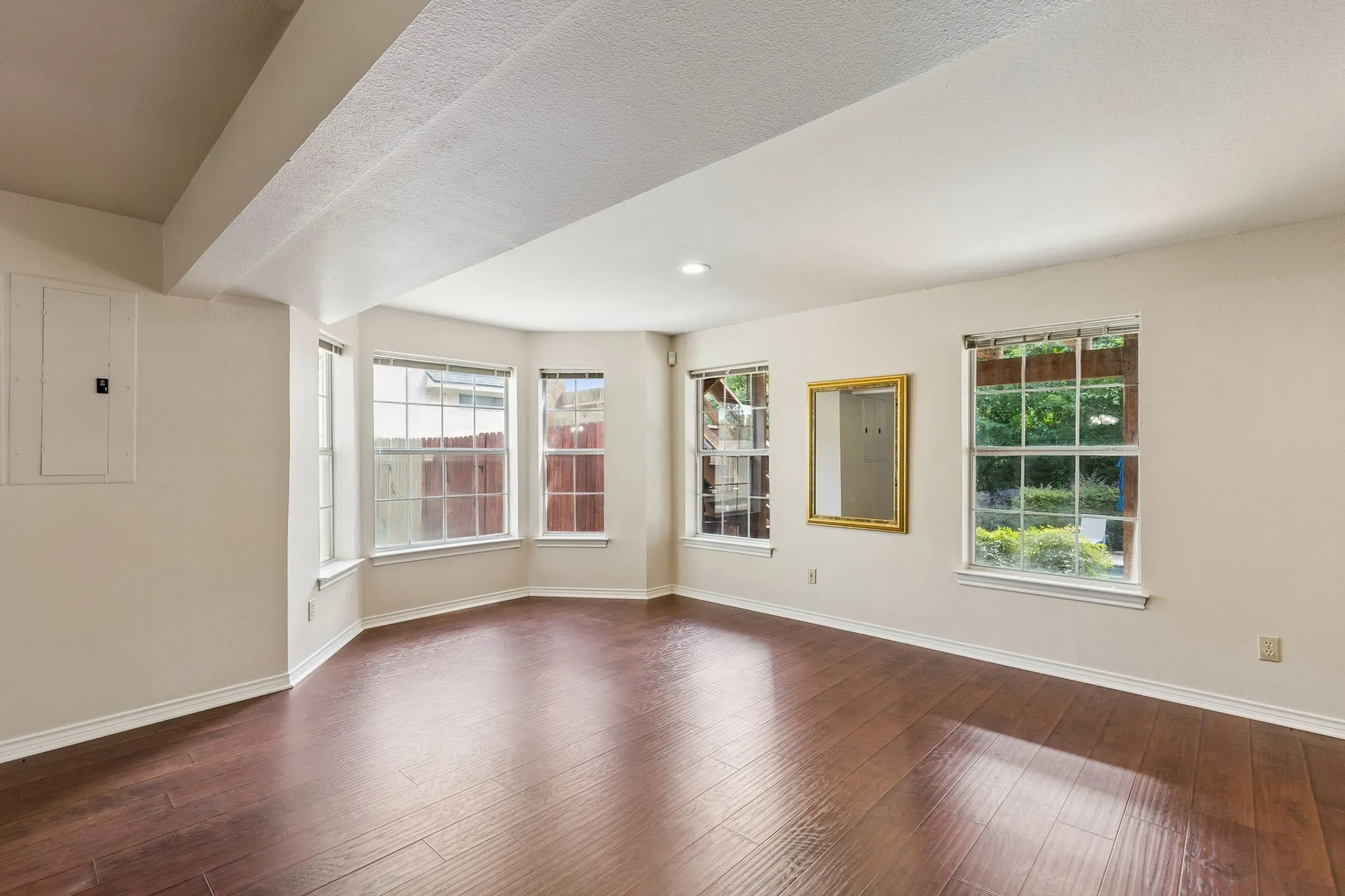 Single Family Residence For Sale in Tarrant County , 3323 Shellbrook Court, Arlington, Texas 76016, 4 Bedroom, 5 Bathroom, 4 Garage spaces, 4,349 Sqft, built in 1993, Preowned, mls#21255409, Real Estate Agent in Arlington, Homes For Sale in Tarrant county, Homes For Sale in Arlington, Realtor in Arlington Texas, Real Estate Brokerage Independent Realty Texas, Luminita Cordes Realtor