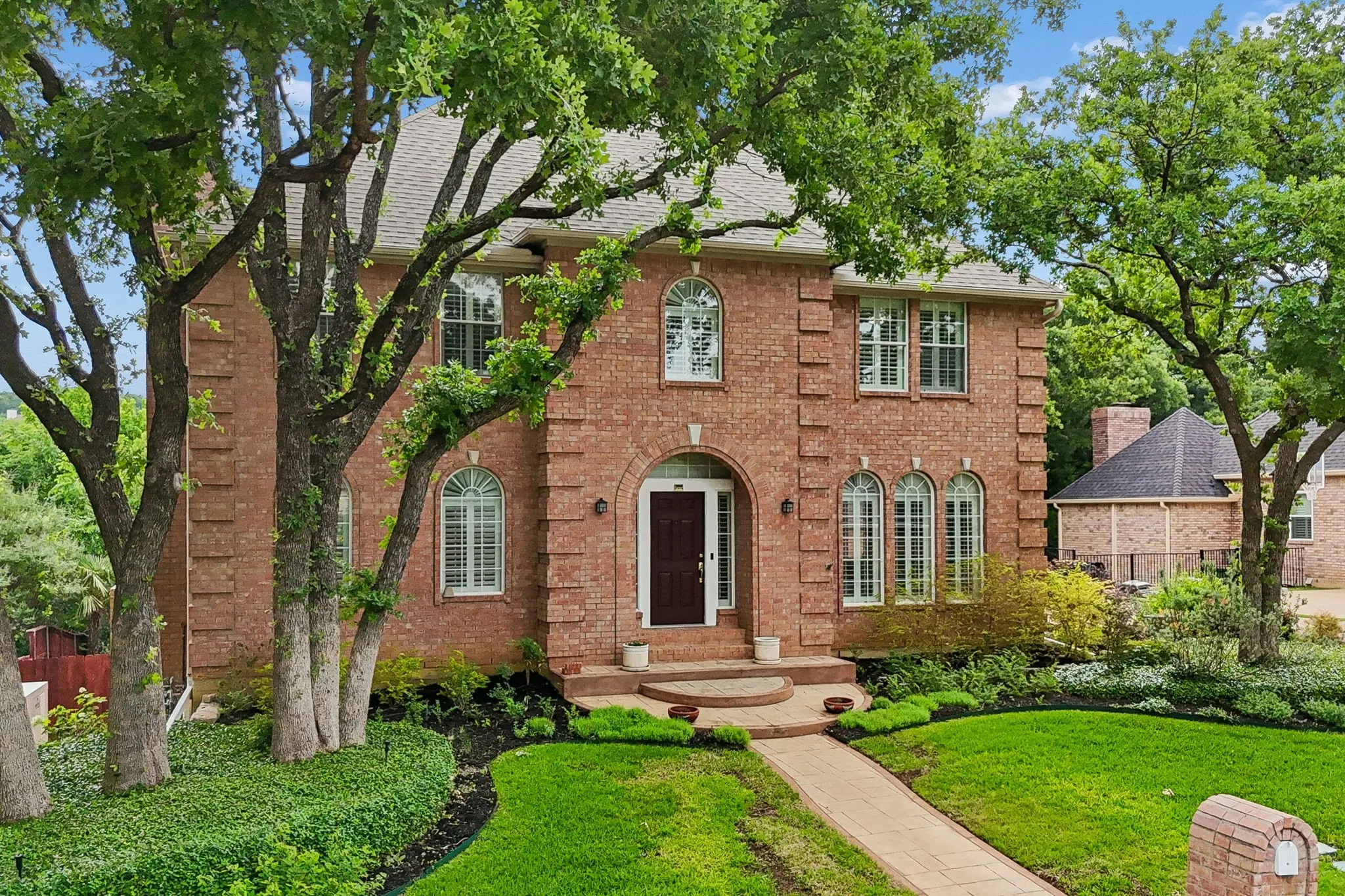 Single Family Residence For Sale in Tarrant County , 3323 Shellbrook Court, Arlington, Texas 76016, 4 Bedroom, 5 Bathroom, 4 Garage spaces, 4,349 Sqft, built in 1993, Preowned, mls#21255409, Real Estate Agent in Arlington, Homes For Sale in Tarrant county, Homes For Sale in Arlington, Realtor in Arlington Texas, Real Estate Brokerage Independent Realty Texas, Luminita Cordes Realtor