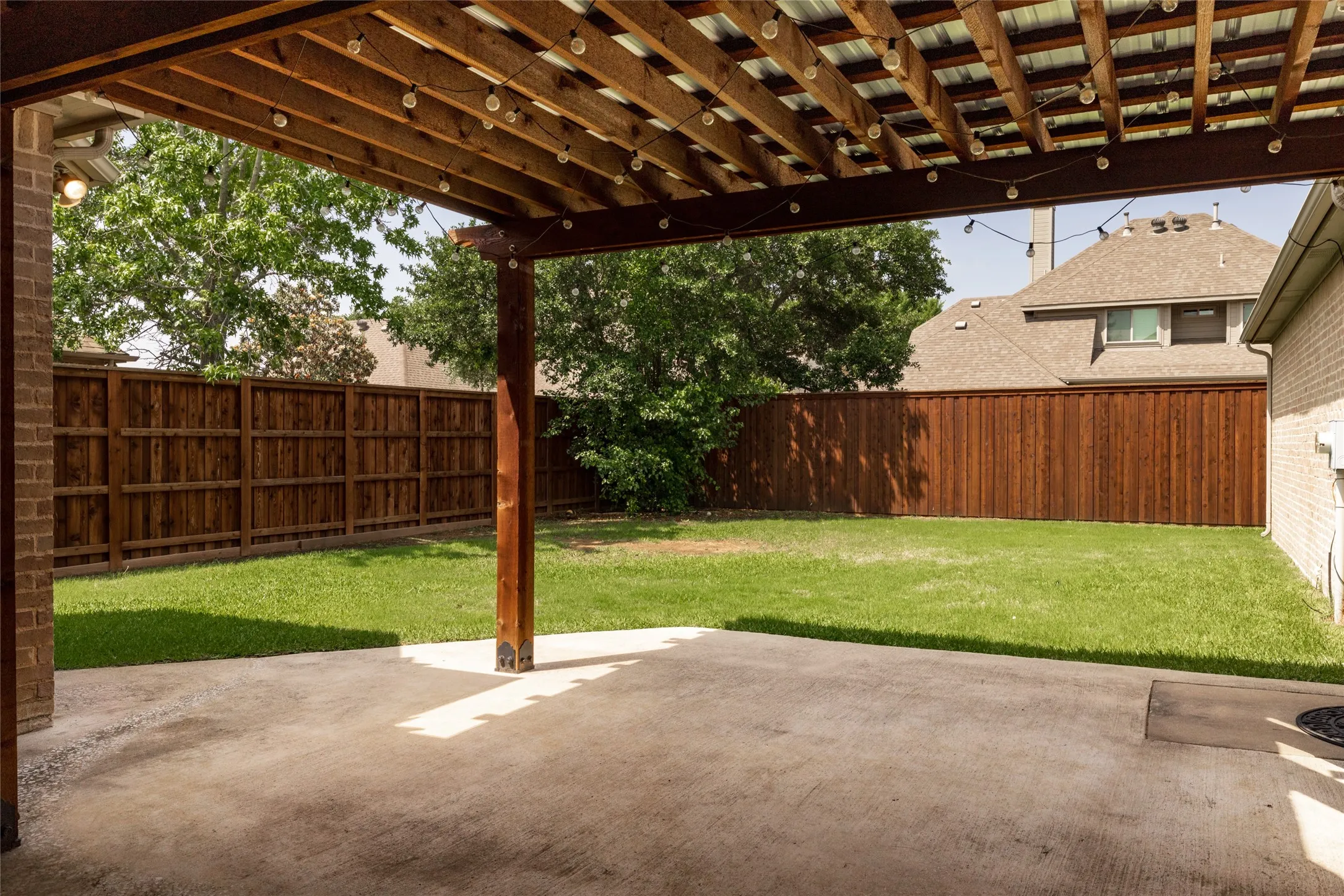 Single Family Residence For Sale in Tarrant County , 8105 Thornwood Drive, North Richland Hills, Texas 76182, 5 Bedroom, 5 Bathroom, 3 Garage spaces, 4,081 Sqft, built in 2001, Preowned, mls#21255780, Real Estate Agent in North Richland Hills, Homes For Sale in Tarrant county, Homes For Sale in North Richland Hills, Realtor in North Richland Hills Texas, Real Estate Brokerage Independent Realty Texas, Luminita Cordes Realtor