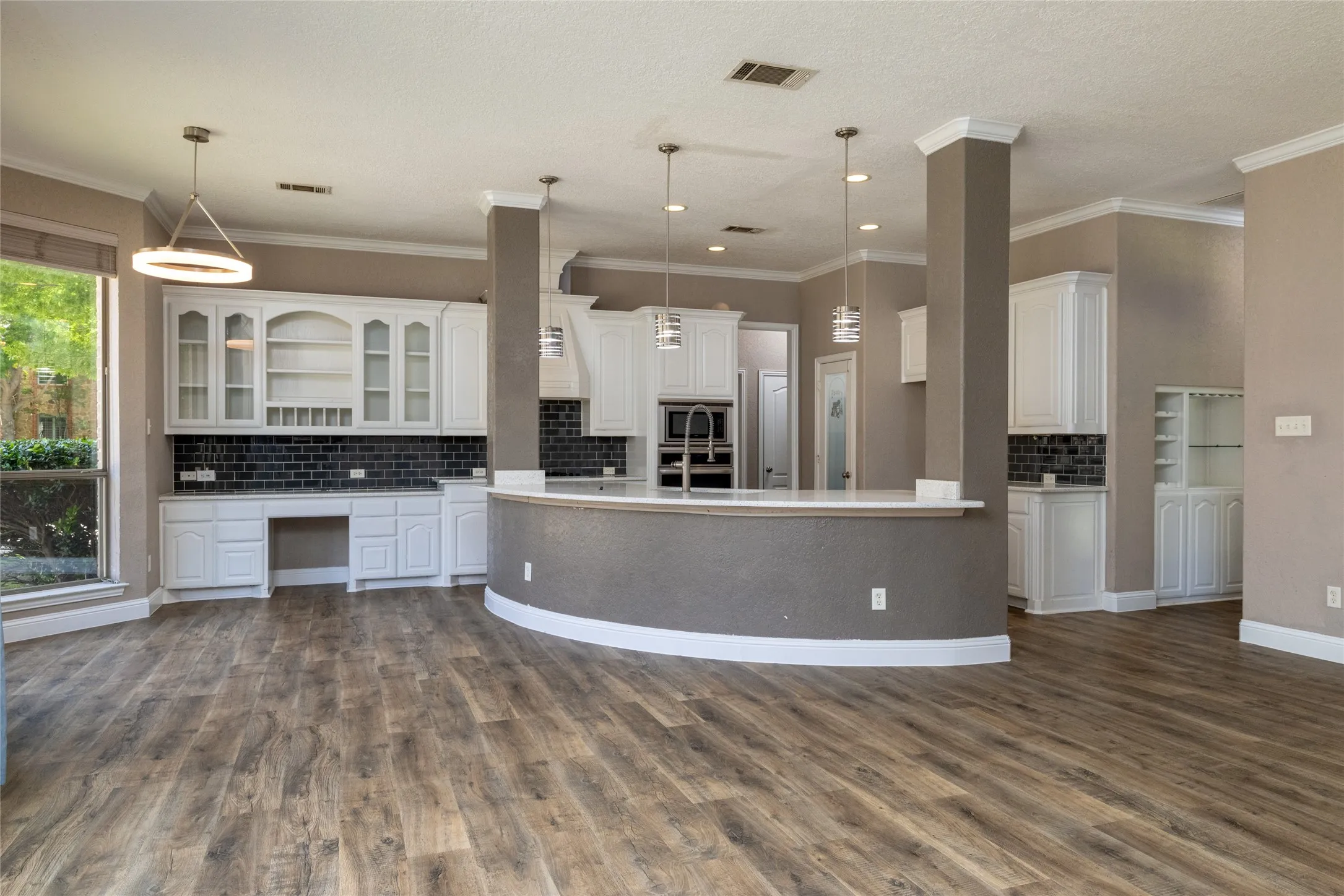 Single Family Residence For Sale in Tarrant County , 8105 Thornwood Drive, North Richland Hills, Texas 76182, 5 Bedroom, 5 Bathroom, 3 Garage spaces, 4,081 Sqft, built in 2001, Preowned, mls#21255780, Real Estate Agent in North Richland Hills, Homes For Sale in Tarrant county, Homes For Sale in North Richland Hills, Realtor in North Richland Hills Texas, Real Estate Brokerage Independent Realty Texas, Luminita Cordes Realtor