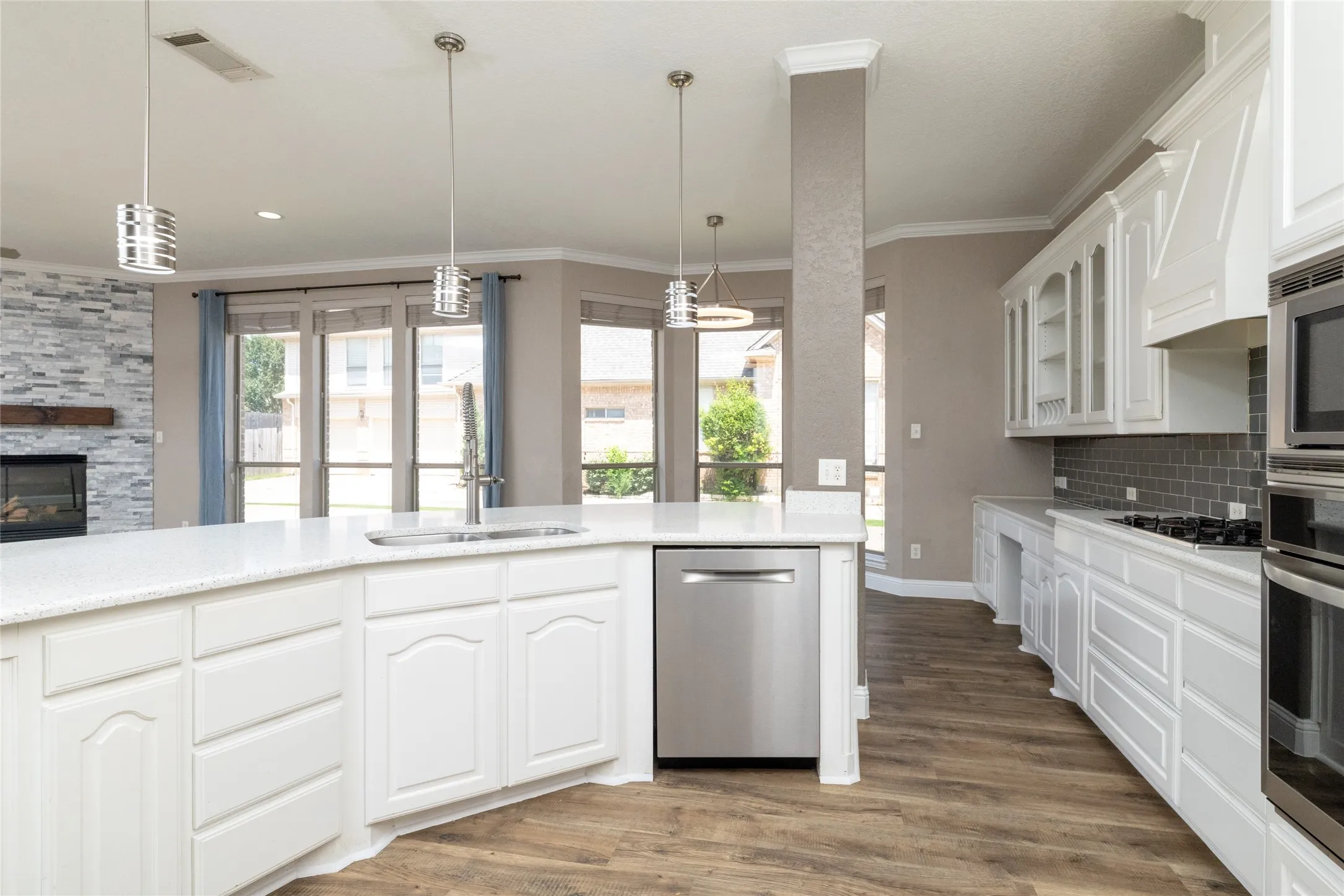 Single Family Residence For Sale in Tarrant County , 8105 Thornwood Drive, North Richland Hills, Texas 76182, 5 Bedroom, 5 Bathroom, 3 Garage spaces, 4,081 Sqft, built in 2001, Preowned, mls#21255780, Real Estate Agent in North Richland Hills, Homes For Sale in Tarrant county, Homes For Sale in North Richland Hills, Realtor in North Richland Hills Texas, Real Estate Brokerage Independent Realty Texas, Luminita Cordes Realtor