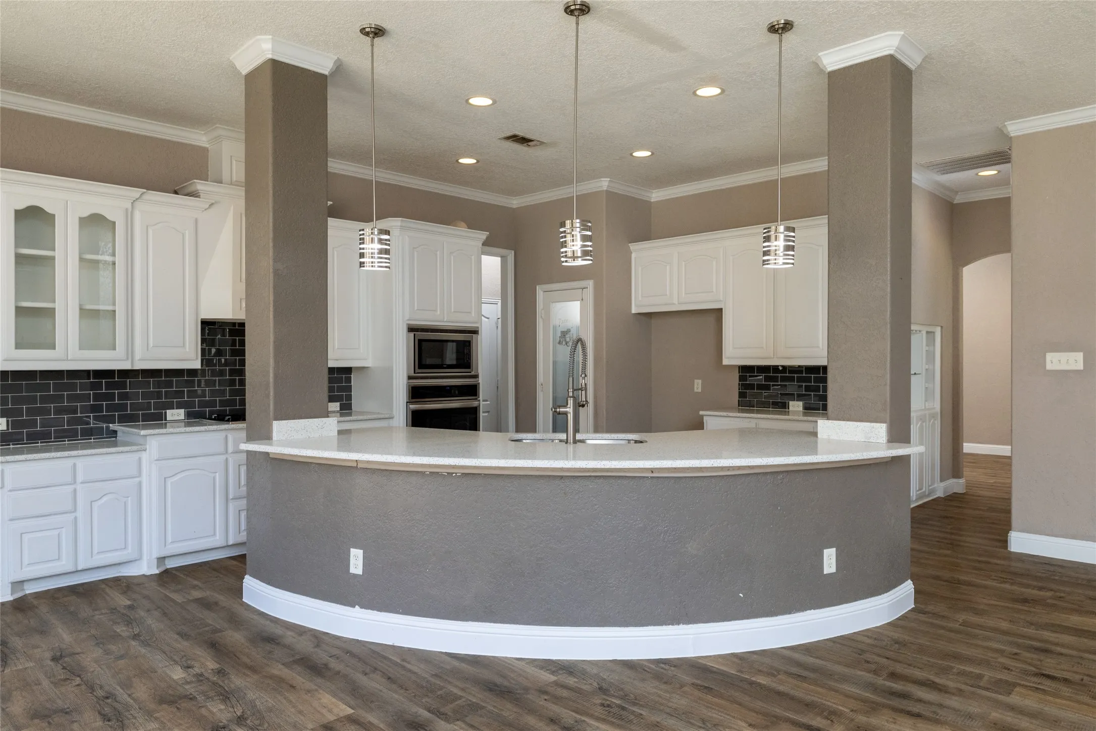Single Family Residence For Sale in Tarrant County , 8105 Thornwood Drive, North Richland Hills, Texas 76182, 5 Bedroom, 5 Bathroom, 3 Garage spaces, 4,081 Sqft, built in 2001, Preowned, mls#21255780, Real Estate Agent in North Richland Hills, Homes For Sale in Tarrant county, Homes For Sale in North Richland Hills, Realtor in North Richland Hills Texas, Real Estate Brokerage Independent Realty Texas, Luminita Cordes Realtor