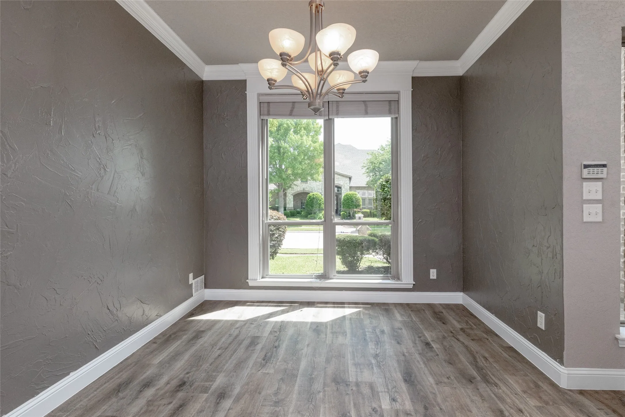 Single Family Residence For Sale in Tarrant County , 8105 Thornwood Drive, North Richland Hills, Texas 76182, 5 Bedroom, 5 Bathroom, 3 Garage spaces, 4,081 Sqft, built in 2001, Preowned, mls#21255780, Real Estate Agent in North Richland Hills, Homes For Sale in Tarrant county, Homes For Sale in North Richland Hills, Realtor in North Richland Hills Texas, Real Estate Brokerage Independent Realty Texas, Luminita Cordes Realtor
