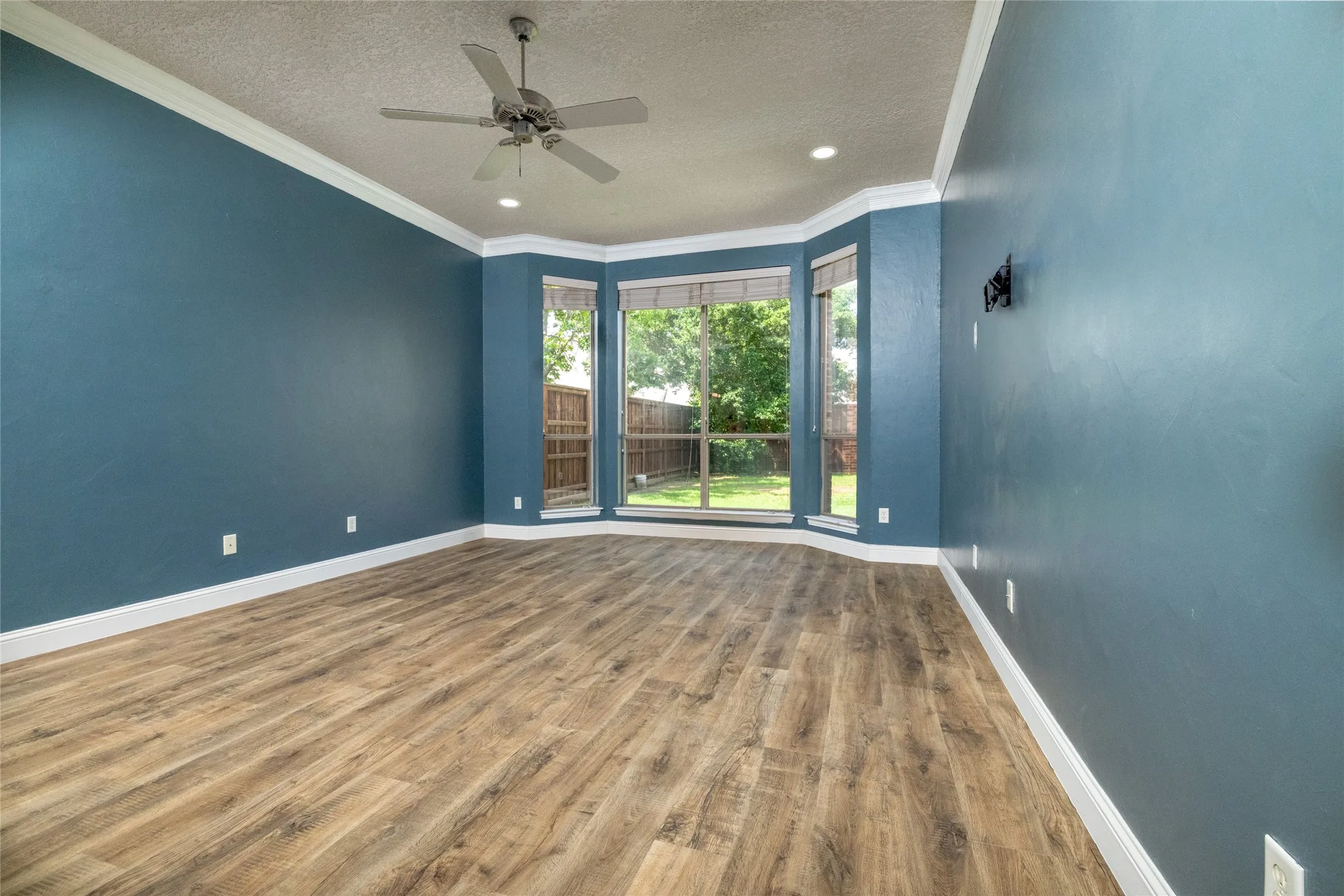 Single Family Residence For Sale in Tarrant County , 8105 Thornwood Drive, North Richland Hills, Texas 76182, 5 Bedroom, 5 Bathroom, 3 Garage spaces, 4,081 Sqft, built in 2001, Preowned, mls#21255780, Real Estate Agent in North Richland Hills, Homes For Sale in Tarrant county, Homes For Sale in North Richland Hills, Realtor in North Richland Hills Texas, Real Estate Brokerage Independent Realty Texas, Luminita Cordes Realtor