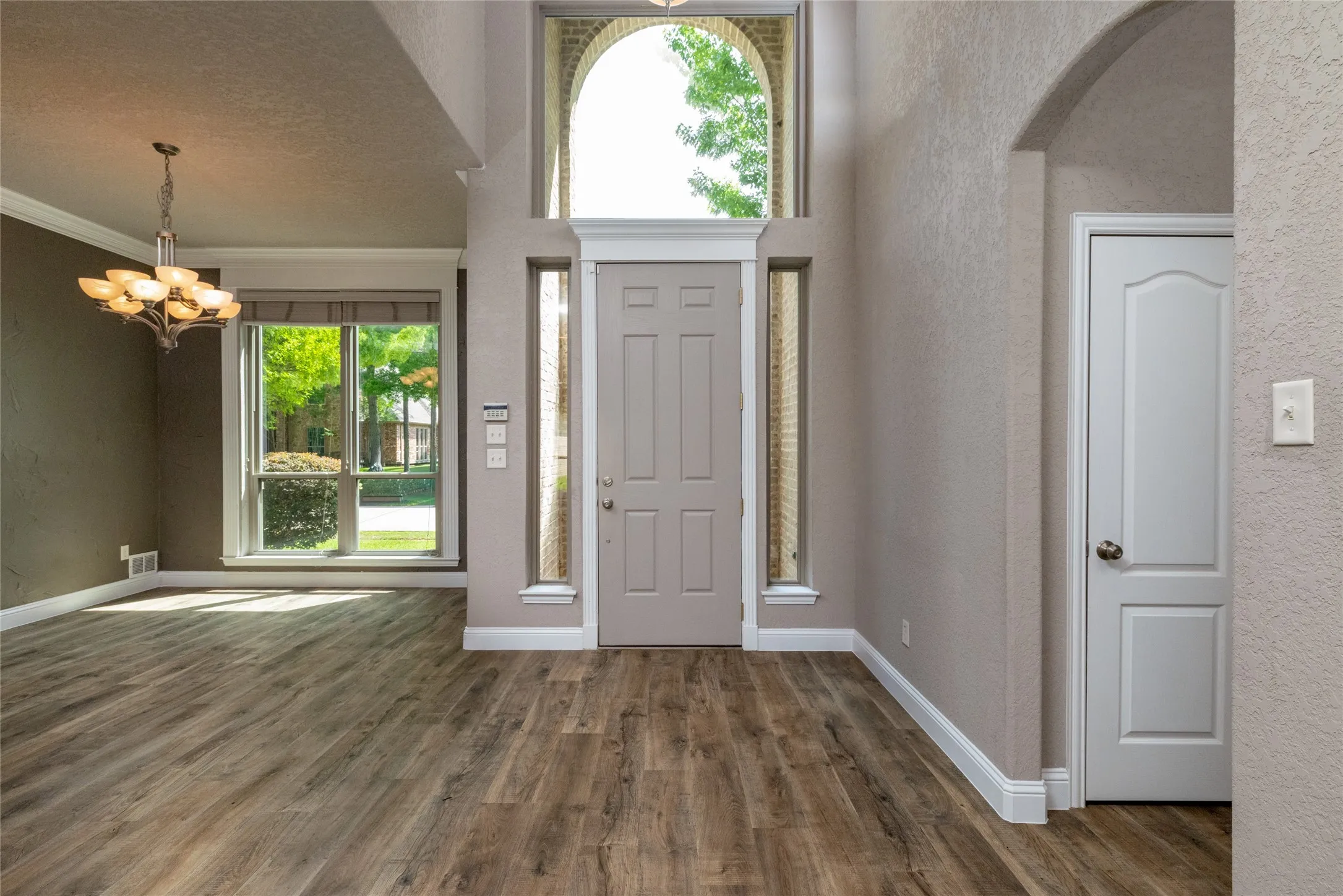Single Family Residence For Sale in Tarrant County , 8105 Thornwood Drive, North Richland Hills, Texas 76182, 5 Bedroom, 5 Bathroom, 3 Garage spaces, 4,081 Sqft, built in 2001, Preowned, mls#21255780, Real Estate Agent in North Richland Hills, Homes For Sale in Tarrant county, Homes For Sale in North Richland Hills, Realtor in North Richland Hills Texas, Real Estate Brokerage Independent Realty Texas, Luminita Cordes Realtor