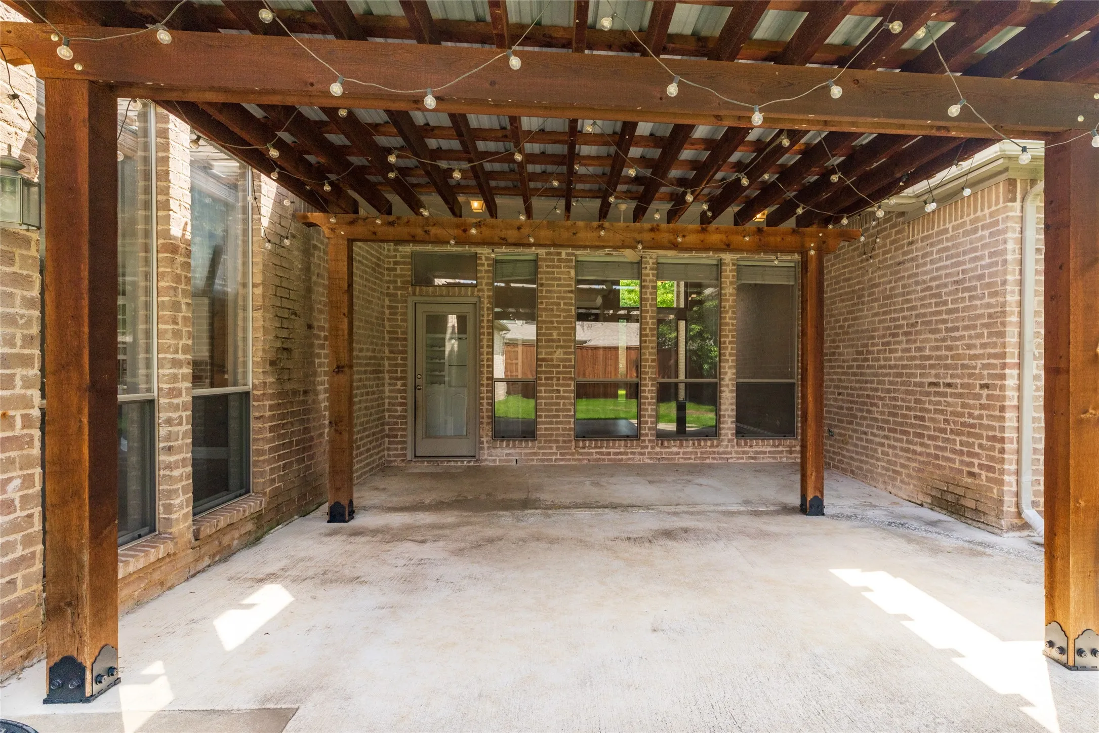 Single Family Residence For Sale in Tarrant County , 8105 Thornwood Drive, North Richland Hills, Texas 76182, 5 Bedroom, 5 Bathroom, 3 Garage spaces, 4,081 Sqft, built in 2001, Preowned, mls#21255780, Real Estate Agent in North Richland Hills, Homes For Sale in Tarrant county, Homes For Sale in North Richland Hills, Realtor in North Richland Hills Texas, Real Estate Brokerage Independent Realty Texas, Luminita Cordes Realtor
