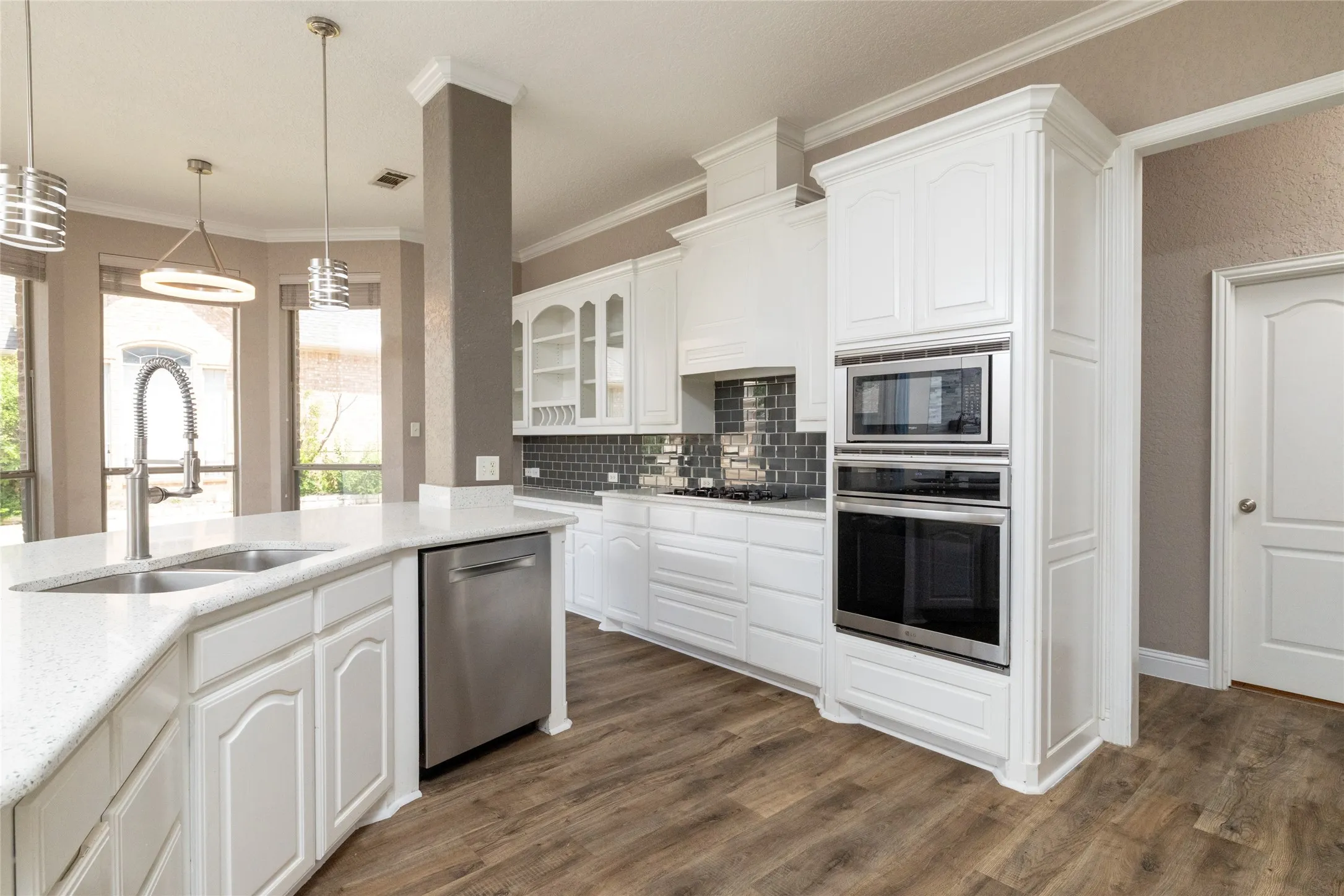 Single Family Residence For Sale in Tarrant County , 8105 Thornwood Drive, North Richland Hills, Texas 76182, 5 Bedroom, 5 Bathroom, 3 Garage spaces, 4,081 Sqft, built in 2001, Preowned, mls#21255780, Real Estate Agent in North Richland Hills, Homes For Sale in Tarrant county, Homes For Sale in North Richland Hills, Realtor in North Richland Hills Texas, Real Estate Brokerage Independent Realty Texas, Luminita Cordes Realtor