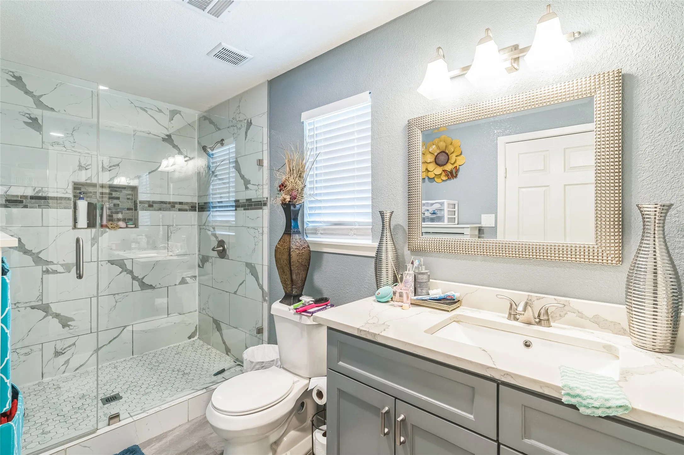 Single Family Residence For Sale in Denton County , 5094 E Mckinney Street, Denton, Texas 76208, 3 Bedroom, 3 Bathroom, 2 Garage spaces, 2,340 Sqft, built in 1982, Preowned, mls#21256015, Real Estate Agent in Denton, Homes For Sale in Denton county, Homes For Sale in Denton, Realtor in Denton Texas, Real Estate Brokerage Independent Realty Texas, Luminita Cordes Realtor