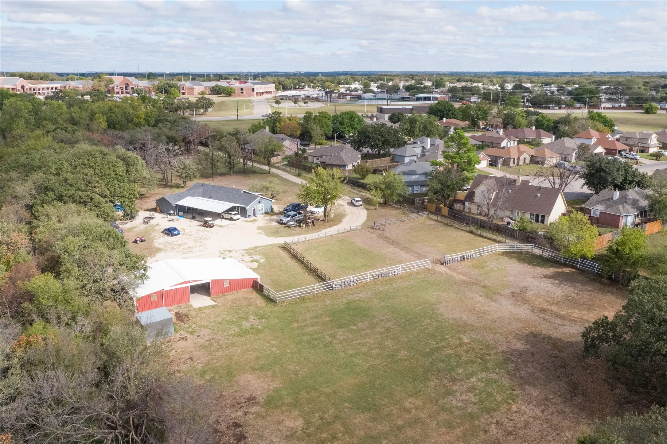 Single Family Residence For Sale in Denton County , 5094 E Mckinney Street, Denton, Texas 76208, 3 Bedroom, 3 Bathroom, 2 Garage spaces, 2,340 Sqft, built in 1982, Preowned, mls#21256015, Real Estate Agent in Denton, Homes For Sale in Denton county, Homes For Sale in Denton, Realtor in Denton Texas, Real Estate Brokerage Independent Realty Texas, Luminita Cordes Realtor