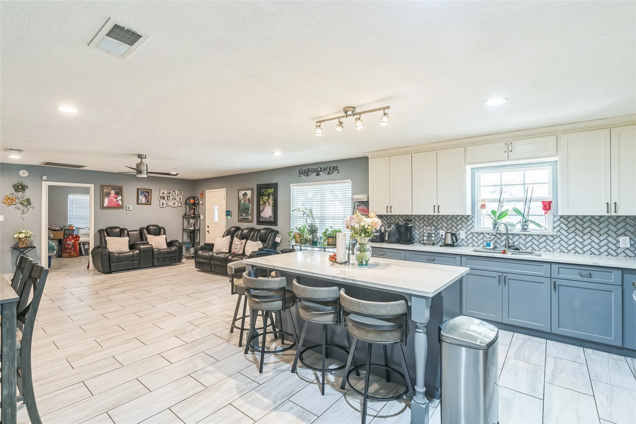 Single Family Residence For Sale in Denton County , 5094 E Mckinney Street, Denton, Texas 76208, 3 Bedroom, 3 Bathroom, 2 Garage spaces, 2,340 Sqft, built in 1982, Preowned, mls#21256015, Real Estate Agent in Denton, Homes For Sale in Denton county, Homes For Sale in Denton, Realtor in Denton Texas, Real Estate Brokerage Independent Realty Texas, Luminita Cordes Realtor