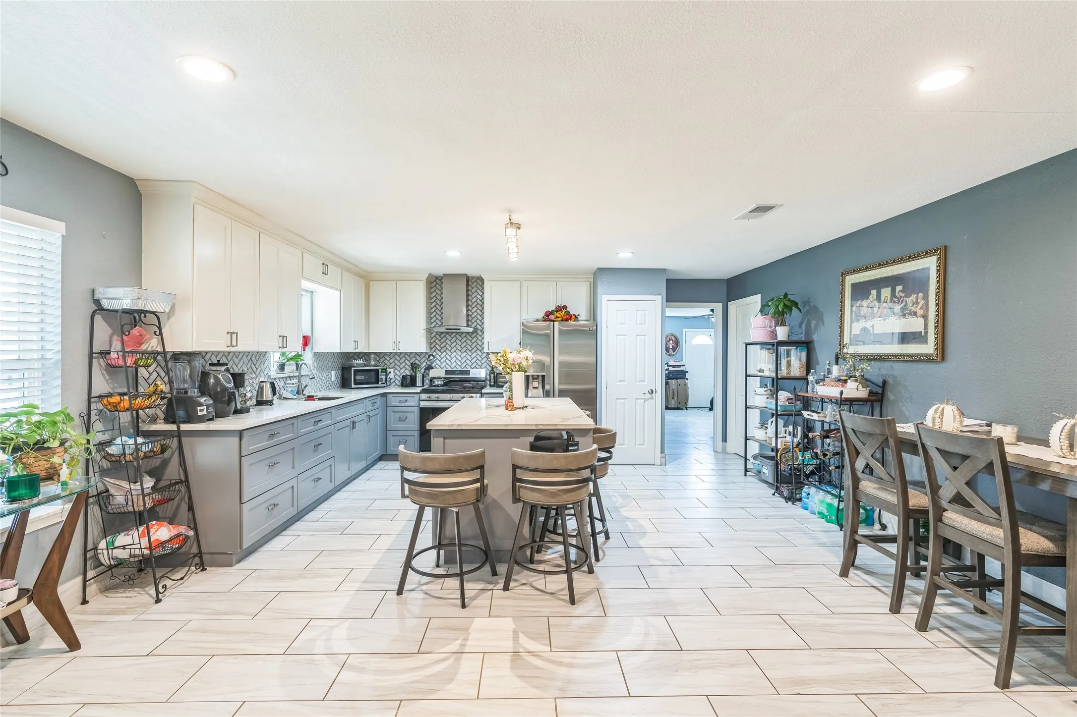 Single Family Residence For Sale in Denton County , 5094 E Mckinney Street, Denton, Texas 76208, 3 Bedroom, 3 Bathroom, 2 Garage spaces, 2,340 Sqft, built in 1982, Preowned, mls#21256015, Real Estate Agent in Denton, Homes For Sale in Denton county, Homes For Sale in Denton, Realtor in Denton Texas, Real Estate Brokerage Independent Realty Texas, Luminita Cordes Realtor