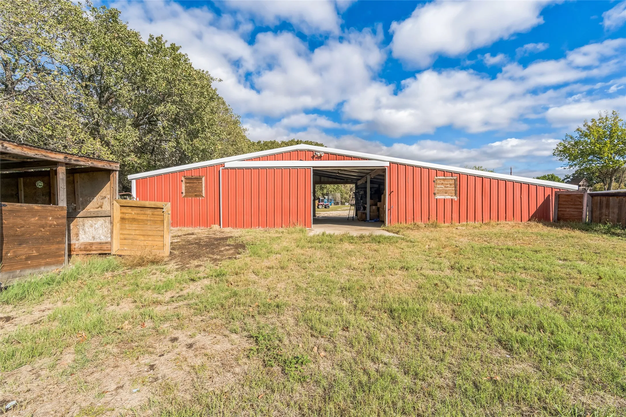 Single Family Residence For Sale in Denton County , 5094 E Mckinney Street, Denton, Texas 76208, 3 Bedroom, 3 Bathroom, 2 Garage spaces, 2,340 Sqft, built in 1982, Preowned, mls#21256015, Real Estate Agent in Denton, Homes For Sale in Denton county, Homes For Sale in Denton, Realtor in Denton Texas, Real Estate Brokerage Independent Realty Texas, Luminita Cordes Realtor