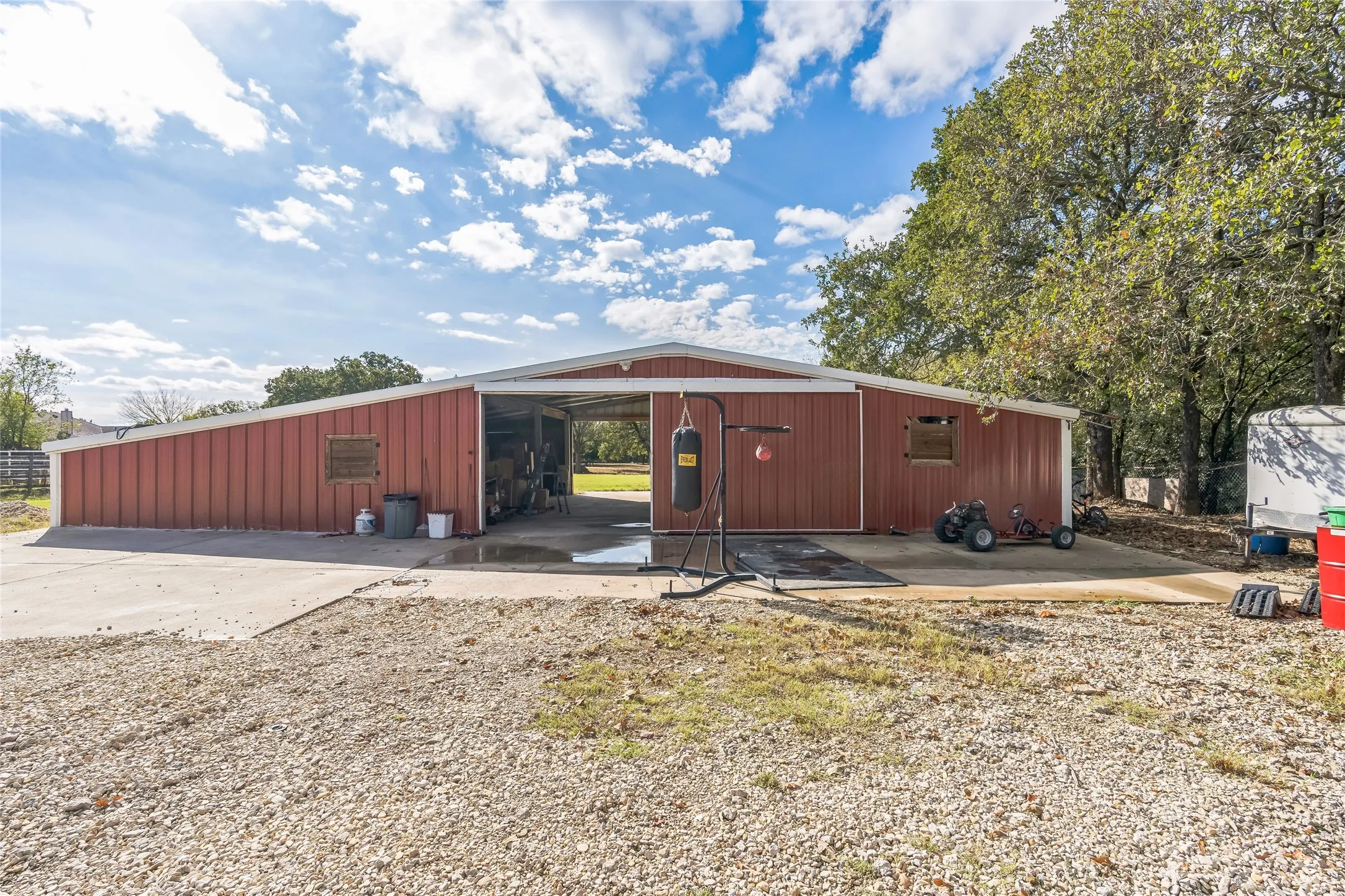 Single Family Residence For Sale in Denton County , 5094 E Mckinney Street, Denton, Texas 76208, 3 Bedroom, 3 Bathroom, 2 Garage spaces, 2,340 Sqft, built in 1982, Preowned, mls#21256015, Real Estate Agent in Denton, Homes For Sale in Denton county, Homes For Sale in Denton, Realtor in Denton Texas, Real Estate Brokerage Independent Realty Texas, Luminita Cordes Realtor