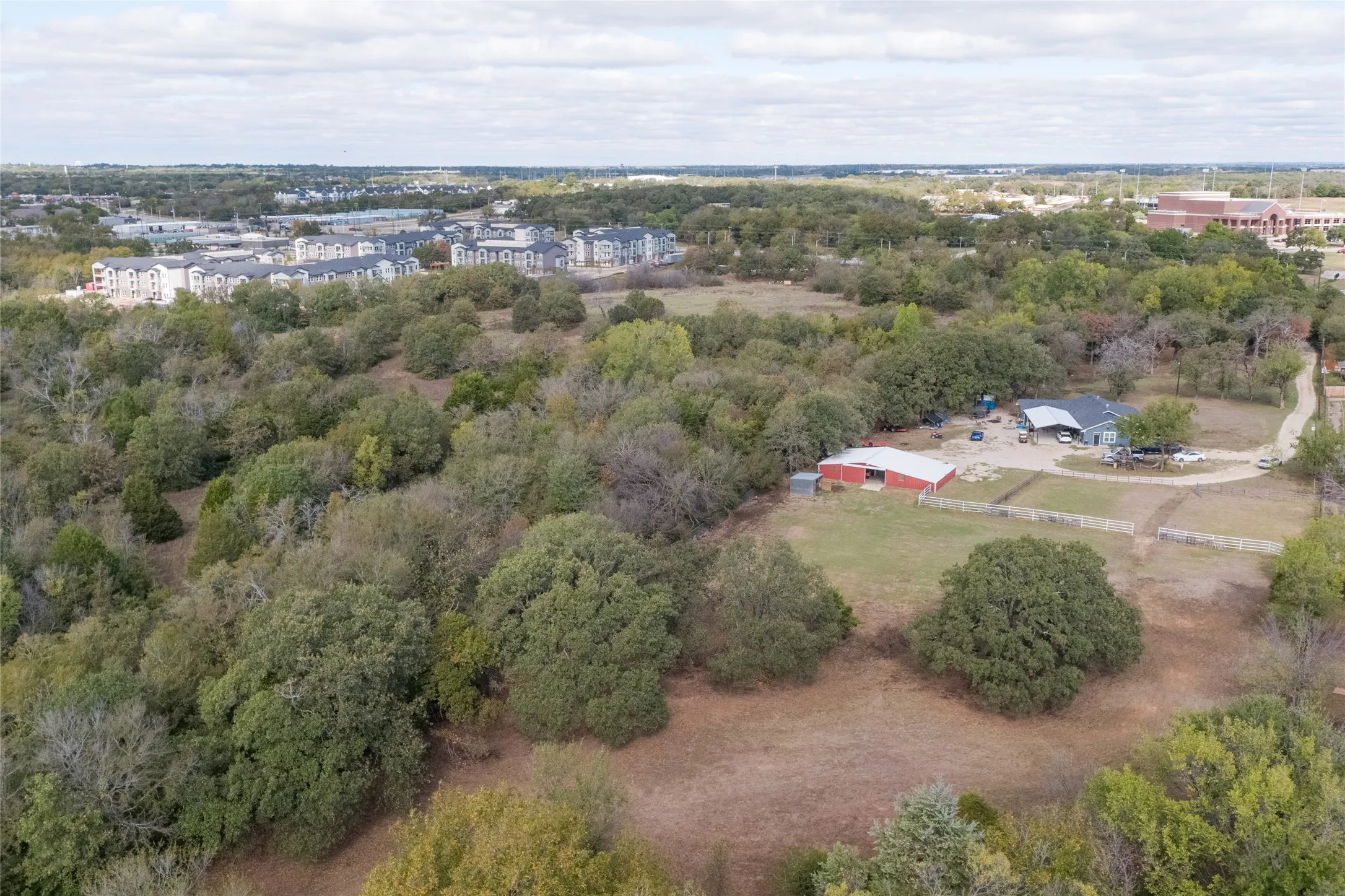 Single Family Residence For Sale in Denton County , 5094 E Mckinney Street, Denton, Texas 76208, 3 Bedroom, 3 Bathroom, 2 Garage spaces, 2,340 Sqft, built in 1982, Preowned, mls#21256015, Real Estate Agent in Denton, Homes For Sale in Denton county, Homes For Sale in Denton, Realtor in Denton Texas, Real Estate Brokerage Independent Realty Texas, Luminita Cordes Realtor