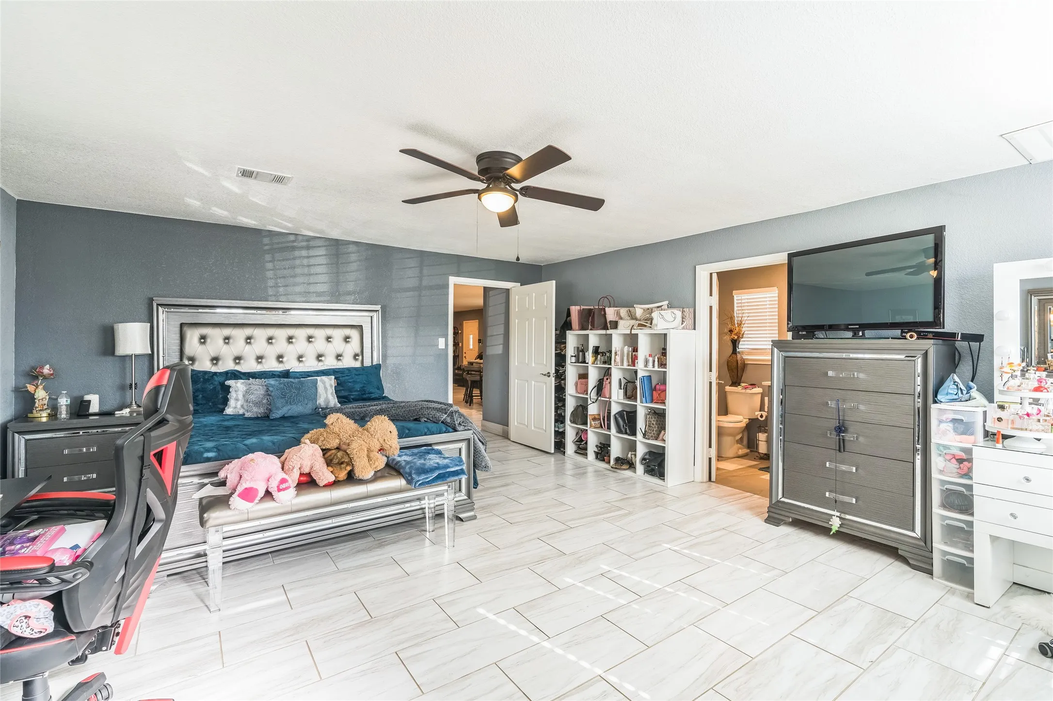 Single Family Residence For Sale in Denton County , 5094 E Mckinney Street, Denton, Texas 76208, 3 Bedroom, 3 Bathroom, 2 Garage spaces, 2,340 Sqft, built in 1982, Preowned, mls#21256015, Real Estate Agent in Denton, Homes For Sale in Denton county, Homes For Sale in Denton, Realtor in Denton Texas, Real Estate Brokerage Independent Realty Texas, Luminita Cordes Realtor