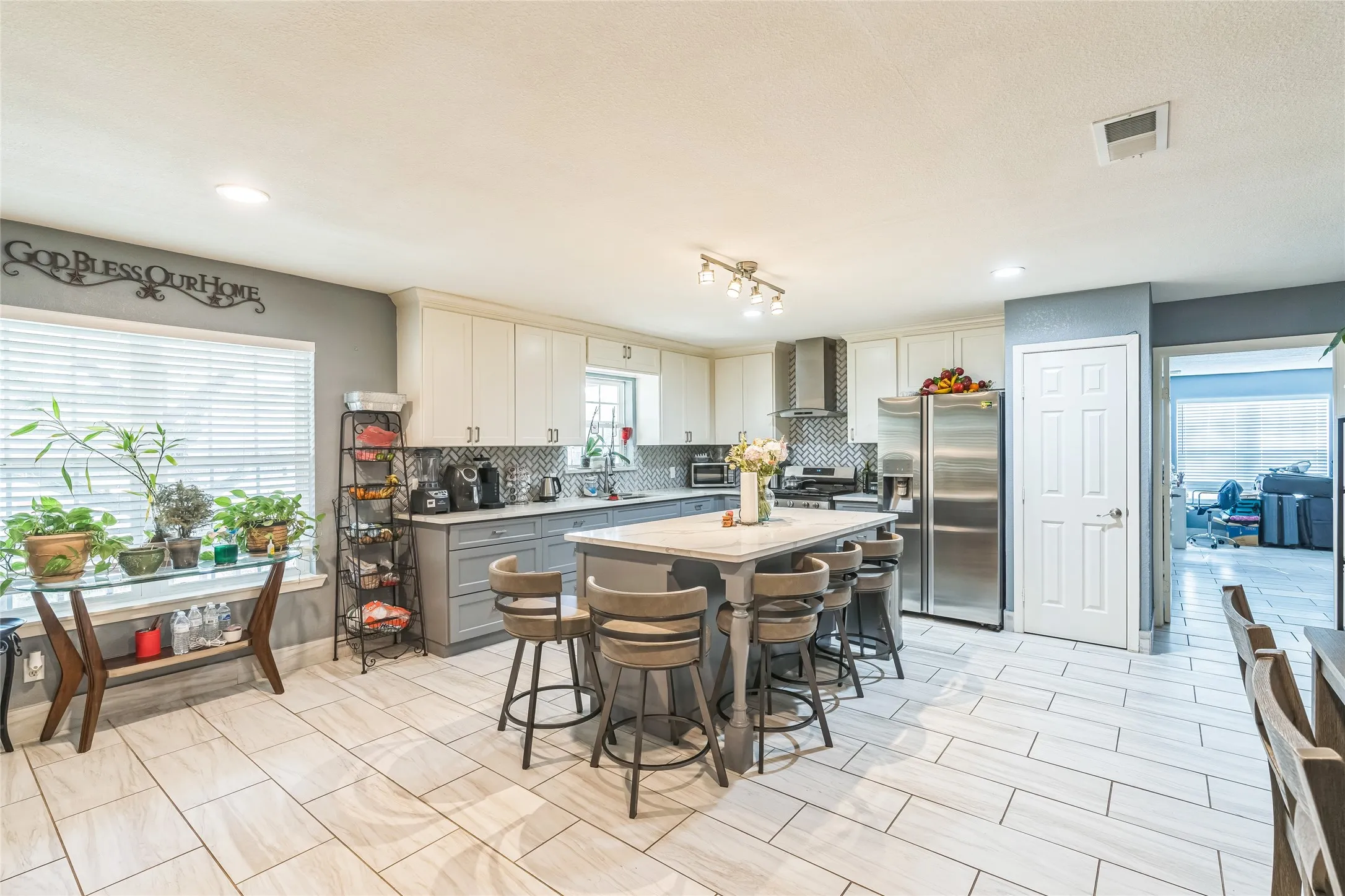 Single Family Residence For Sale in Denton County , 5094 E Mckinney Street, Denton, Texas 76208, 3 Bedroom, 3 Bathroom, 2 Garage spaces, 2,340 Sqft, built in 1982, Preowned, mls#21256015, Real Estate Agent in Denton, Homes For Sale in Denton county, Homes For Sale in Denton, Realtor in Denton Texas, Real Estate Brokerage Independent Realty Texas, Luminita Cordes Realtor