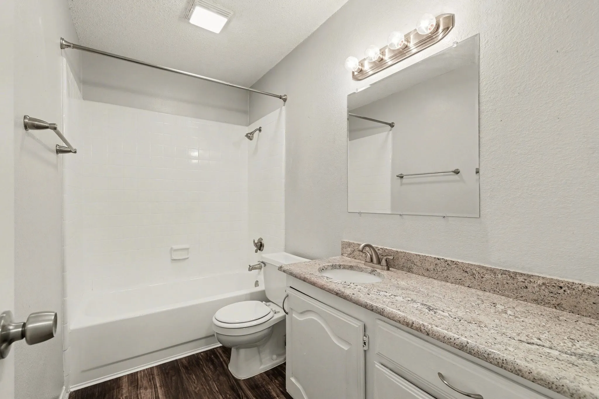 Single Family Residence For Sale in Denton County , 2080 Briarcliff Road, Lewisville, Texas 75067, 3 Bedroom, 3 Bathroom, 2 Garage spaces, 1,945 Sqft, built in 1988, Preowned, mls#21256022, Real Estate Agent in Lewisville, Homes For Sale in Denton county, Homes For Sale in Lewisville, Realtor in Lewisville Texas, Real Estate Brokerage Independent Realty Texas, Luminita Cordes Realtor