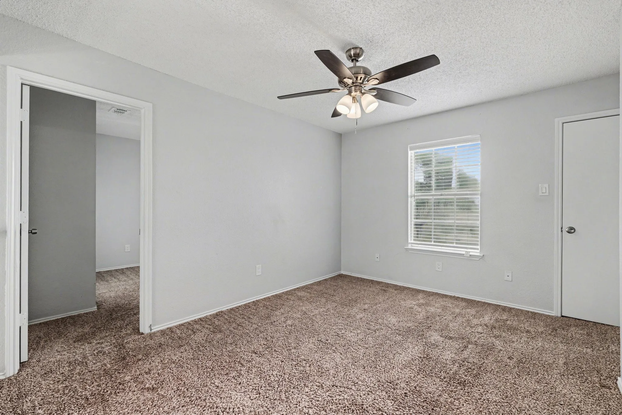Single Family Residence For Sale in Denton County , 2080 Briarcliff Road, Lewisville, Texas 75067, 3 Bedroom, 3 Bathroom, 2 Garage spaces, 1,945 Sqft, built in 1988, Preowned, mls#21256022, Real Estate Agent in Lewisville, Homes For Sale in Denton county, Homes For Sale in Lewisville, Realtor in Lewisville Texas, Real Estate Brokerage Independent Realty Texas, Luminita Cordes Realtor