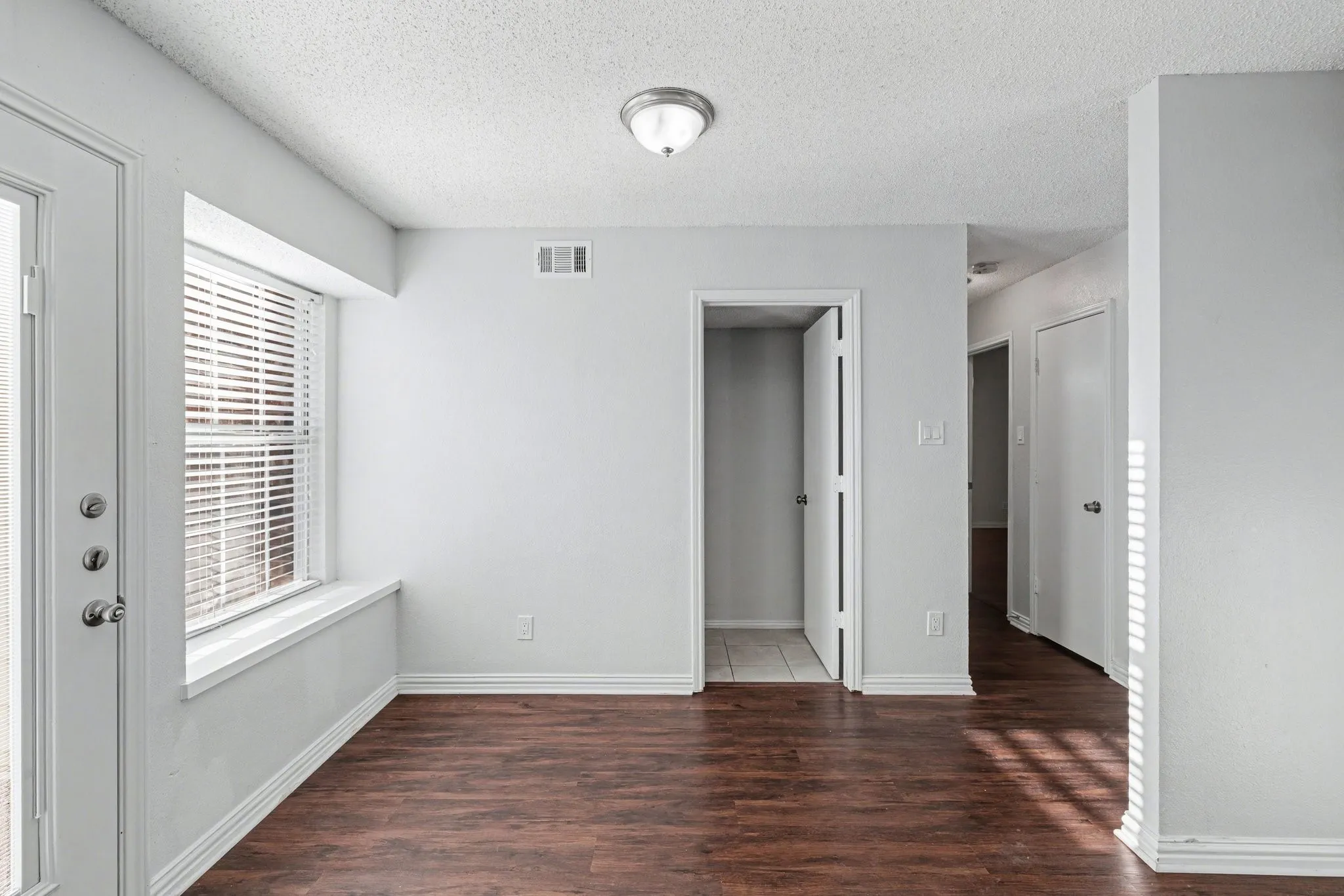 Single Family Residence For Sale in Denton County , 2080 Briarcliff Road, Lewisville, Texas 75067, 3 Bedroom, 3 Bathroom, 2 Garage spaces, 1,945 Sqft, built in 1988, Preowned, mls#21256022, Real Estate Agent in Lewisville, Homes For Sale in Denton county, Homes For Sale in Lewisville, Realtor in Lewisville Texas, Real Estate Brokerage Independent Realty Texas, Luminita Cordes Realtor