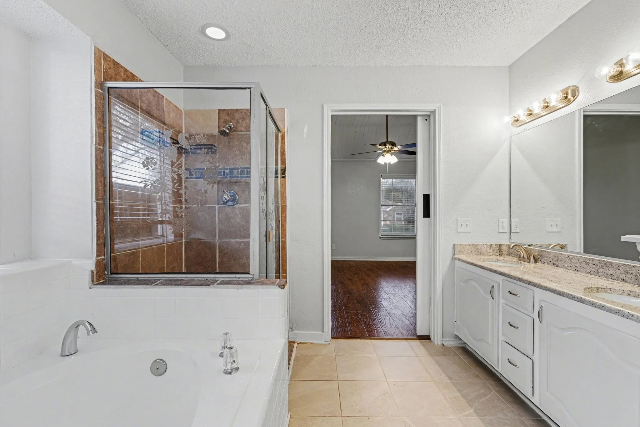 Single Family Residence For Sale in Denton County , 2080 Briarcliff Road, Lewisville, Texas 75067, 3 Bedroom, 3 Bathroom, 2 Garage spaces, 1,945 Sqft, built in 1988, Preowned, mls#21256022, Real Estate Agent in Lewisville, Homes For Sale in Denton county, Homes For Sale in Lewisville, Realtor in Lewisville Texas, Real Estate Brokerage Independent Realty Texas, Luminita Cordes Realtor