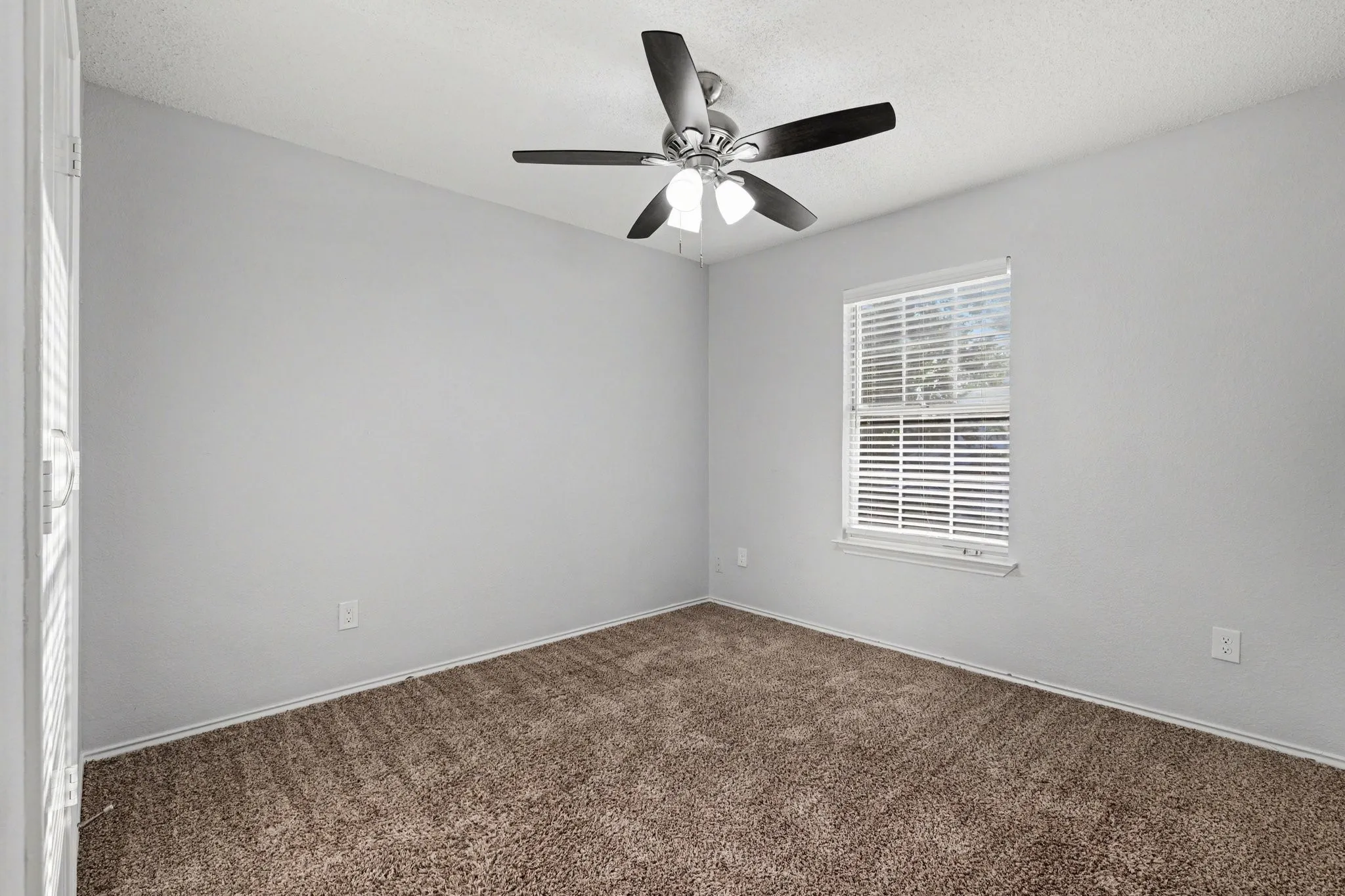 Single Family Residence For Sale in Denton County , 2080 Briarcliff Road, Lewisville, Texas 75067, 3 Bedroom, 3 Bathroom, 2 Garage spaces, 1,945 Sqft, built in 1988, Preowned, mls#21256022, Real Estate Agent in Lewisville, Homes For Sale in Denton county, Homes For Sale in Lewisville, Realtor in Lewisville Texas, Real Estate Brokerage Independent Realty Texas, Luminita Cordes Realtor