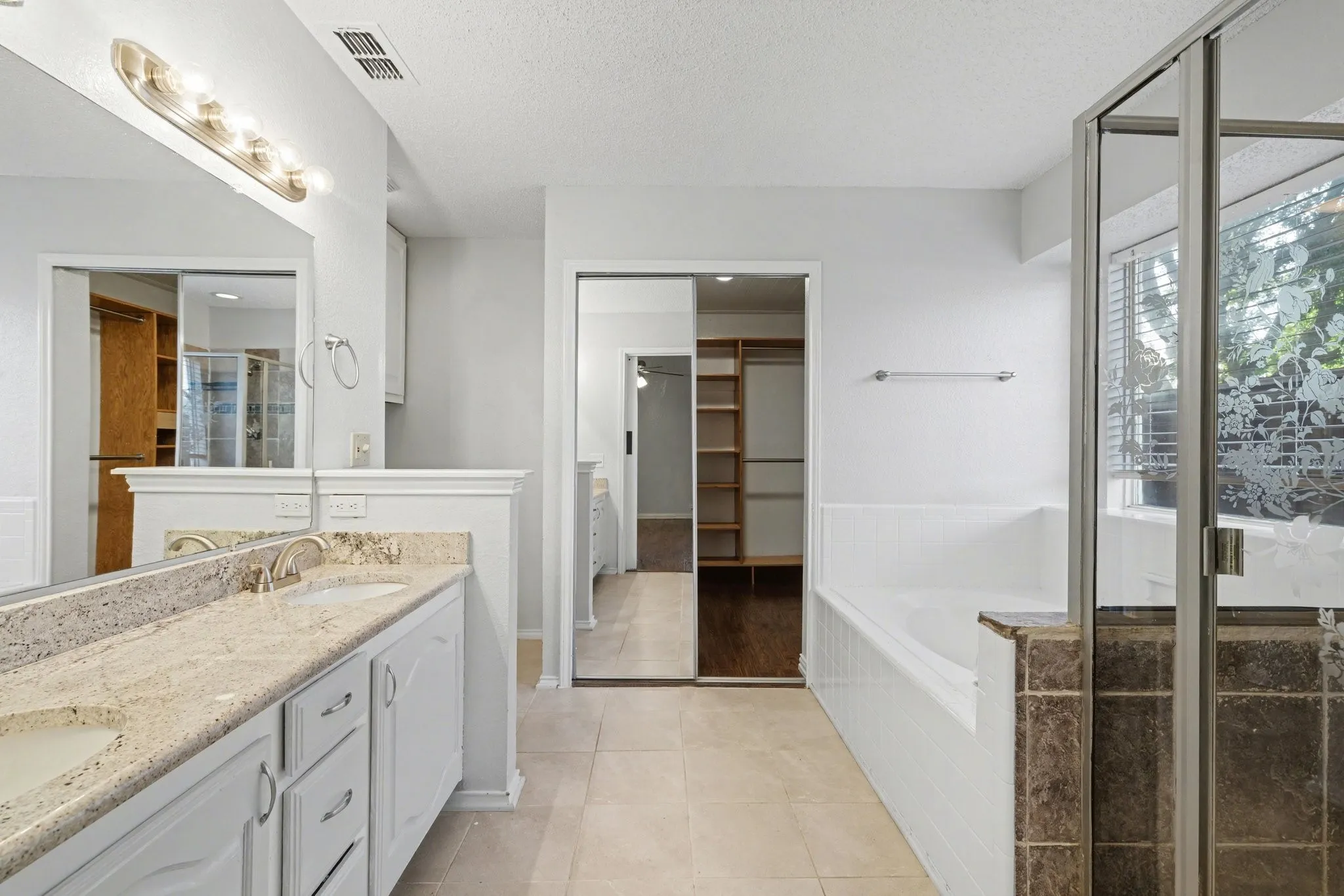 Single Family Residence For Sale in Denton County , 2080 Briarcliff Road, Lewisville, Texas 75067, 3 Bedroom, 3 Bathroom, 2 Garage spaces, 1,945 Sqft, built in 1988, Preowned, mls#21256022, Real Estate Agent in Lewisville, Homes For Sale in Denton county, Homes For Sale in Lewisville, Realtor in Lewisville Texas, Real Estate Brokerage Independent Realty Texas, Luminita Cordes Realtor