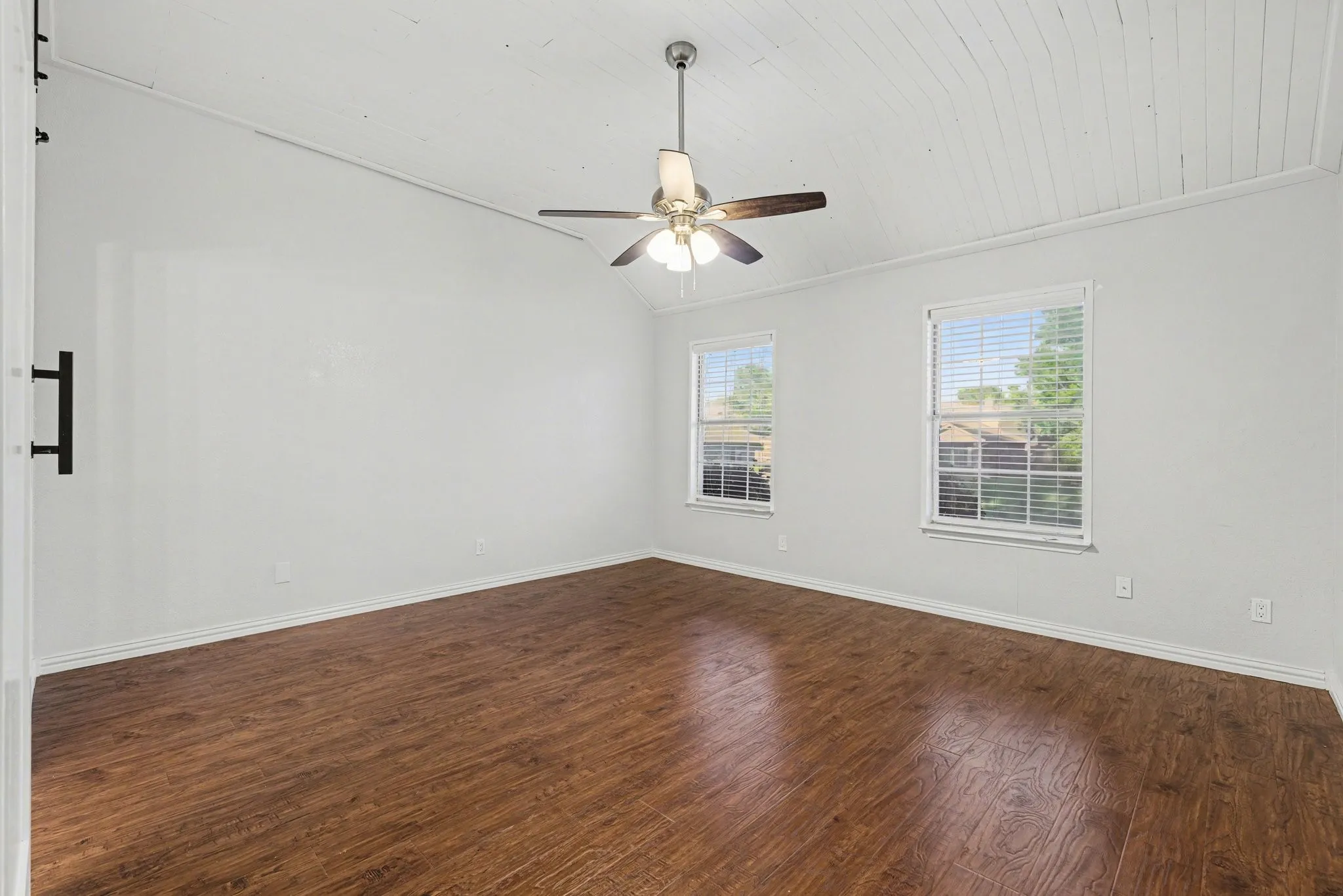 Single Family Residence For Sale in Denton County , 2080 Briarcliff Road, Lewisville, Texas 75067, 3 Bedroom, 3 Bathroom, 2 Garage spaces, 1,945 Sqft, built in 1988, Preowned, mls#21256022, Real Estate Agent in Lewisville, Homes For Sale in Denton county, Homes For Sale in Lewisville, Realtor in Lewisville Texas, Real Estate Brokerage Independent Realty Texas, Luminita Cordes Realtor