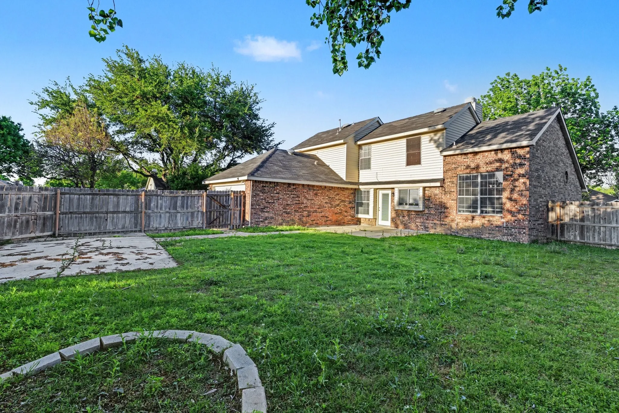 Single Family Residence For Sale in Denton County , 2080 Briarcliff Road, Lewisville, Texas 75067, 3 Bedroom, 3 Bathroom, 2 Garage spaces, 1,945 Sqft, built in 1988, Preowned, mls#21256022, Real Estate Agent in Lewisville, Homes For Sale in Denton county, Homes For Sale in Lewisville, Realtor in Lewisville Texas, Real Estate Brokerage Independent Realty Texas, Luminita Cordes Realtor
