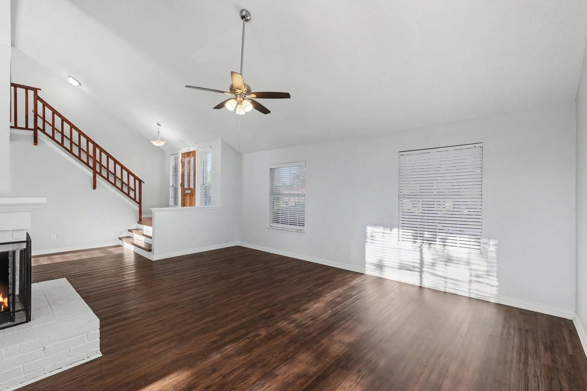 Single Family Residence For Sale in Denton County , 2080 Briarcliff Road, Lewisville, Texas 75067, 3 Bedroom, 3 Bathroom, 2 Garage spaces, 1,945 Sqft, built in 1988, Preowned, mls#21256022, Real Estate Agent in Lewisville, Homes For Sale in Denton county, Homes For Sale in Lewisville, Realtor in Lewisville Texas, Real Estate Brokerage Independent Realty Texas, Luminita Cordes Realtor