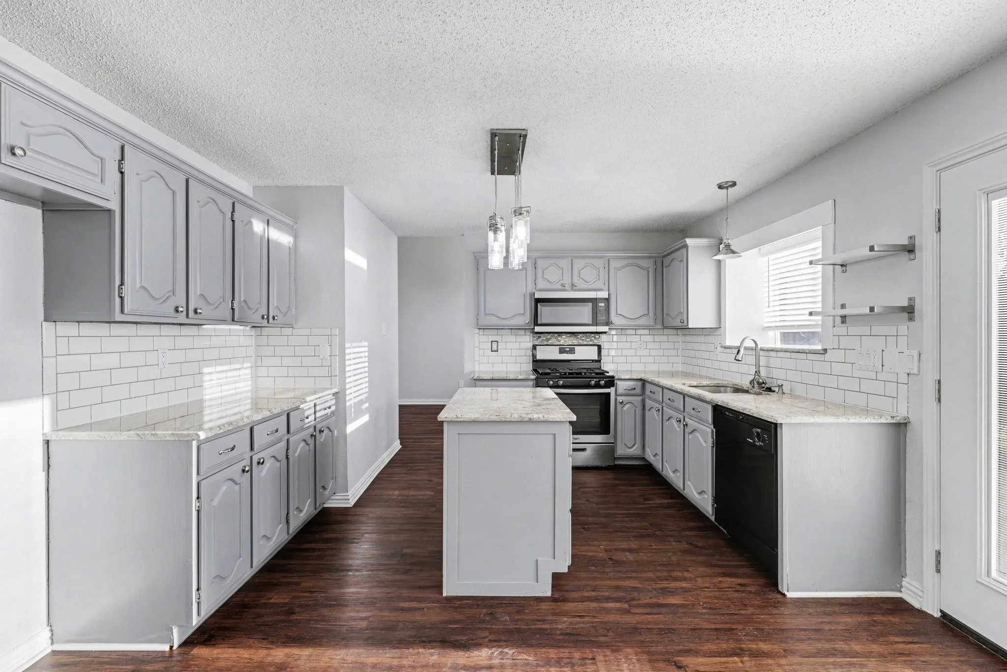 Single Family Residence For Sale in Denton County , 2080 Briarcliff Road, Lewisville, Texas 75067, 3 Bedroom, 3 Bathroom, 2 Garage spaces, 1,945 Sqft, built in 1988, Preowned, mls#21256022, Real Estate Agent in Lewisville, Homes For Sale in Denton county, Homes For Sale in Lewisville, Realtor in Lewisville Texas, Real Estate Brokerage Independent Realty Texas, Luminita Cordes Realtor