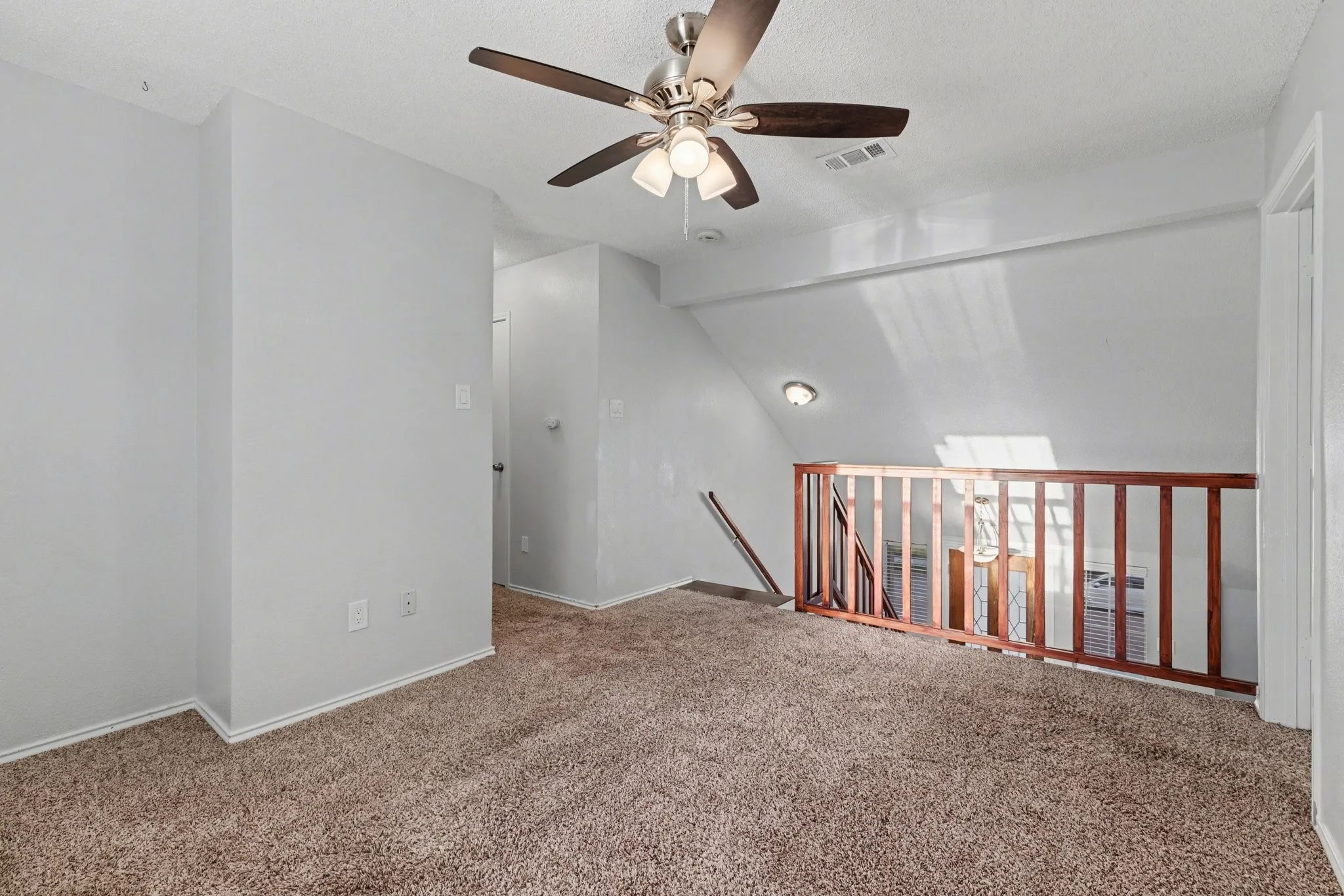 Single Family Residence For Sale in Denton County , 2080 Briarcliff Road, Lewisville, Texas 75067, 3 Bedroom, 3 Bathroom, 2 Garage spaces, 1,945 Sqft, built in 1988, Preowned, mls#21256022, Real Estate Agent in Lewisville, Homes For Sale in Denton county, Homes For Sale in Lewisville, Realtor in Lewisville Texas, Real Estate Brokerage Independent Realty Texas, Luminita Cordes Realtor