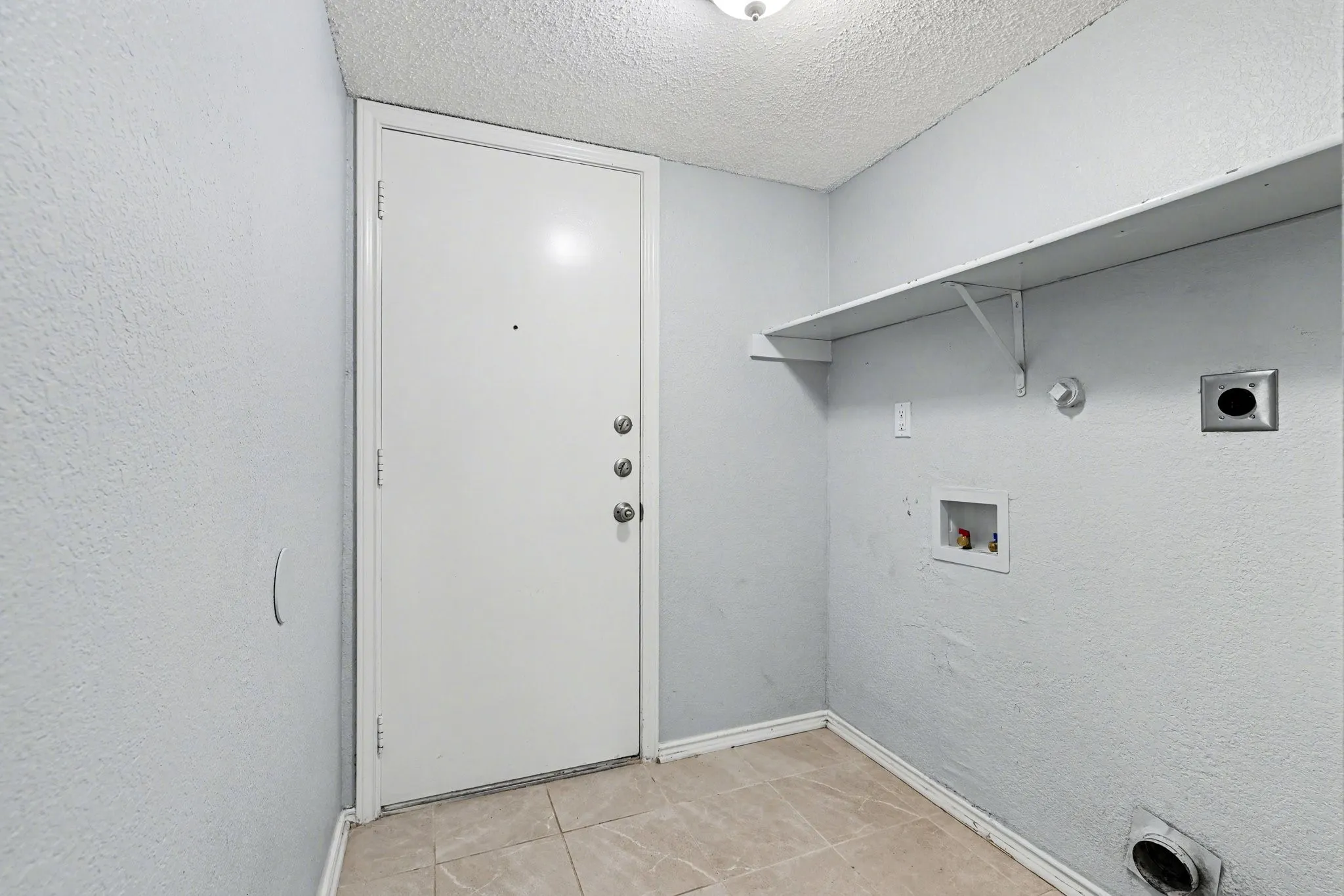 Single Family Residence For Sale in Denton County , 2080 Briarcliff Road, Lewisville, Texas 75067, 3 Bedroom, 3 Bathroom, 2 Garage spaces, 1,945 Sqft, built in 1988, Preowned, mls#21256022, Real Estate Agent in Lewisville, Homes For Sale in Denton county, Homes For Sale in Lewisville, Realtor in Lewisville Texas, Real Estate Brokerage Independent Realty Texas, Luminita Cordes Realtor