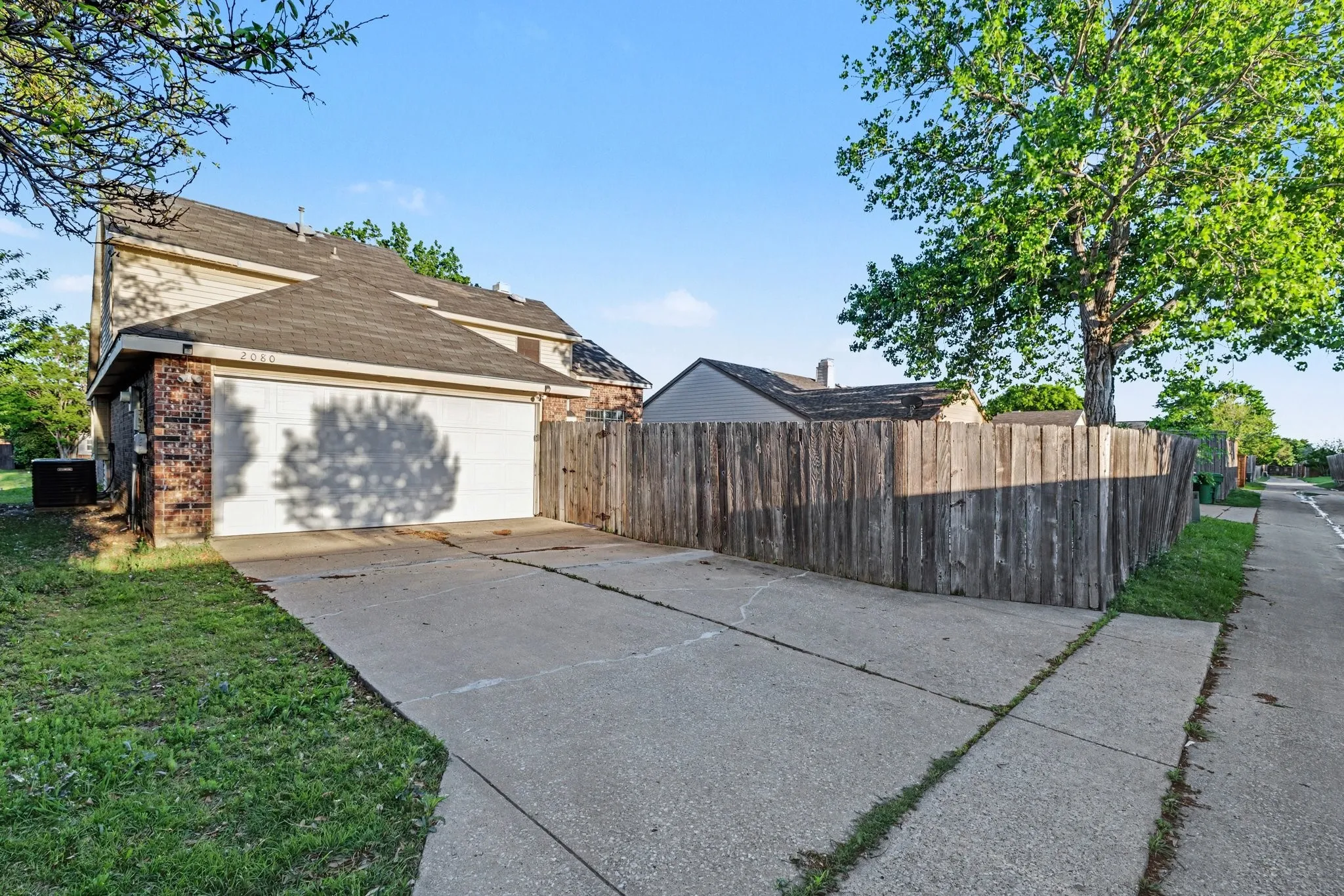 Single Family Residence For Sale in Denton County , 2080 Briarcliff Road, Lewisville, Texas 75067, 3 Bedroom, 3 Bathroom, 2 Garage spaces, 1,945 Sqft, built in 1988, Preowned, mls#21256022, Real Estate Agent in Lewisville, Homes For Sale in Denton county, Homes For Sale in Lewisville, Realtor in Lewisville Texas, Real Estate Brokerage Independent Realty Texas, Luminita Cordes Realtor