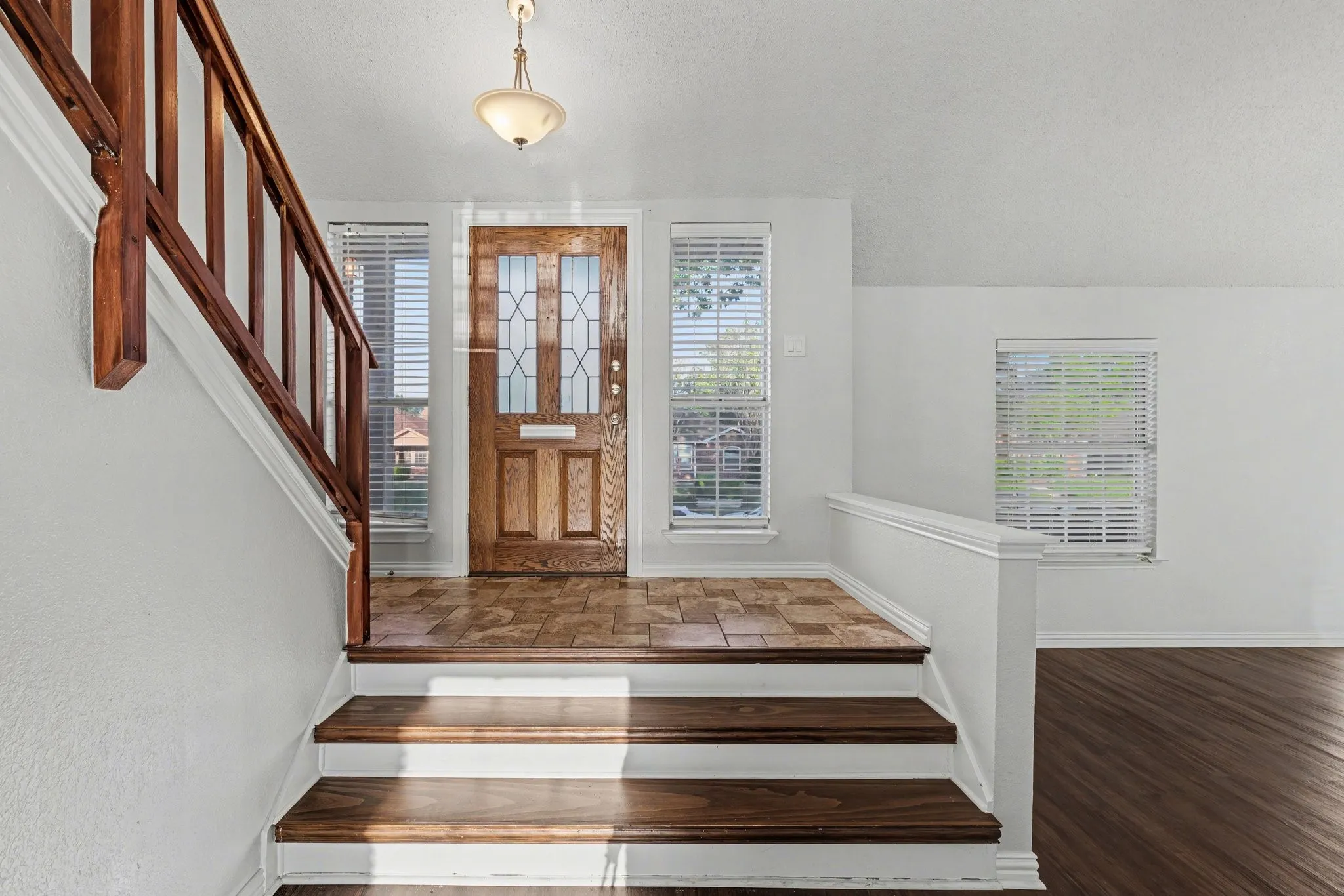 Single Family Residence For Sale in Denton County , 2080 Briarcliff Road, Lewisville, Texas 75067, 3 Bedroom, 3 Bathroom, 2 Garage spaces, 1,945 Sqft, built in 1988, Preowned, mls#21256022, Real Estate Agent in Lewisville, Homes For Sale in Denton county, Homes For Sale in Lewisville, Realtor in Lewisville Texas, Real Estate Brokerage Independent Realty Texas, Luminita Cordes Realtor