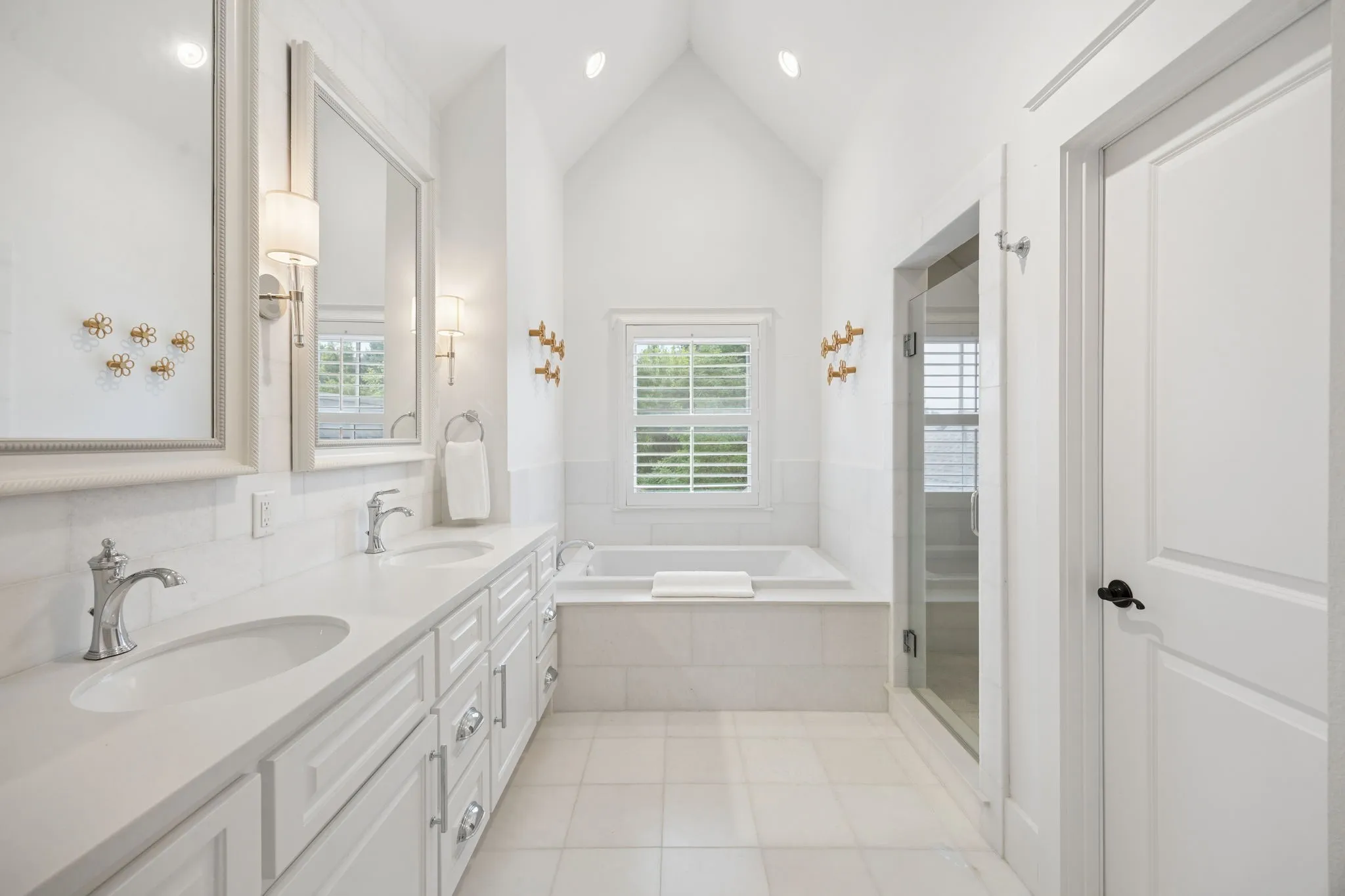 Single Family Residence For Sale in Henderson County , 4522 E Cove Court, Malakoff, Texas 75148, 5 Bedrooms, 6 Bathrooms, 2 Garage spaces, 3,023 Sqft, built in 2013, Price $2,175,000, mls#21249456, Real Estate Agent in Malakoff, Homes For Sale in Henderson county, Homes For Sale in Malakoff, Realtor in Malakoff Texas, Real Estate Brokerage Independent Realty Texas, Luminita Cordes Realtor
