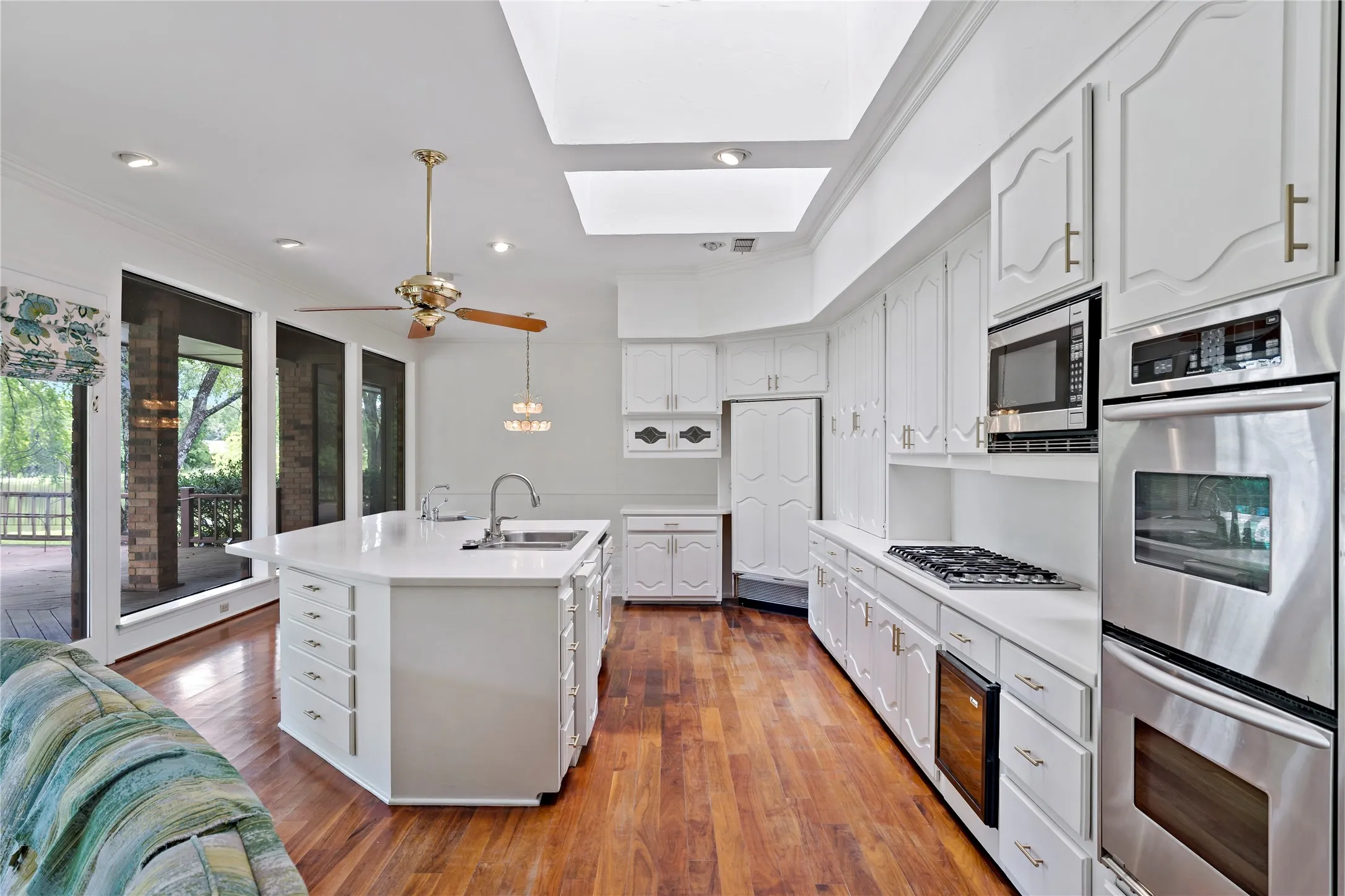 Single Family Residence For Sale in Van Zandt County , 1895 County Road 3601, Edgewood, Texas 75117, 3 Bedroom, 5 Bathroom, Garage spaces, 4,998 Sqft, built in 1983, mls#21252321, Real Estate Agent in Edgewood, Homes For Sale in Van Zandt county, Homes For Sale in Edgewood, Realtor in Edgewood Texas, Real Estate Brokerage Independent Realty Texas, Luminita Cordes Realtor