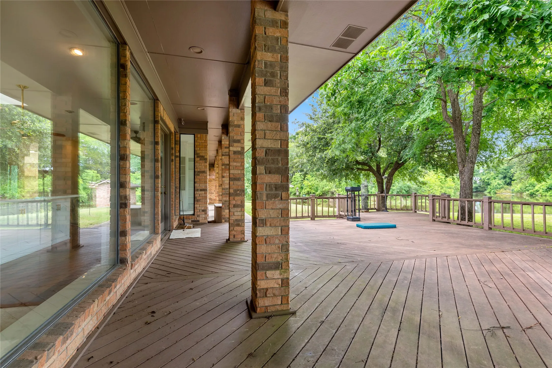 Single Family Residence For Sale in Van Zandt County , 1895 County Road 3601, Edgewood, Texas 75117, 3 Bedroom, 5 Bathroom, Garage spaces, 4,998 Sqft, built in 1983, mls#21252321, Real Estate Agent in Edgewood, Homes For Sale in Van Zandt county, Homes For Sale in Edgewood, Realtor in Edgewood Texas, Real Estate Brokerage Independent Realty Texas, Luminita Cordes Realtor