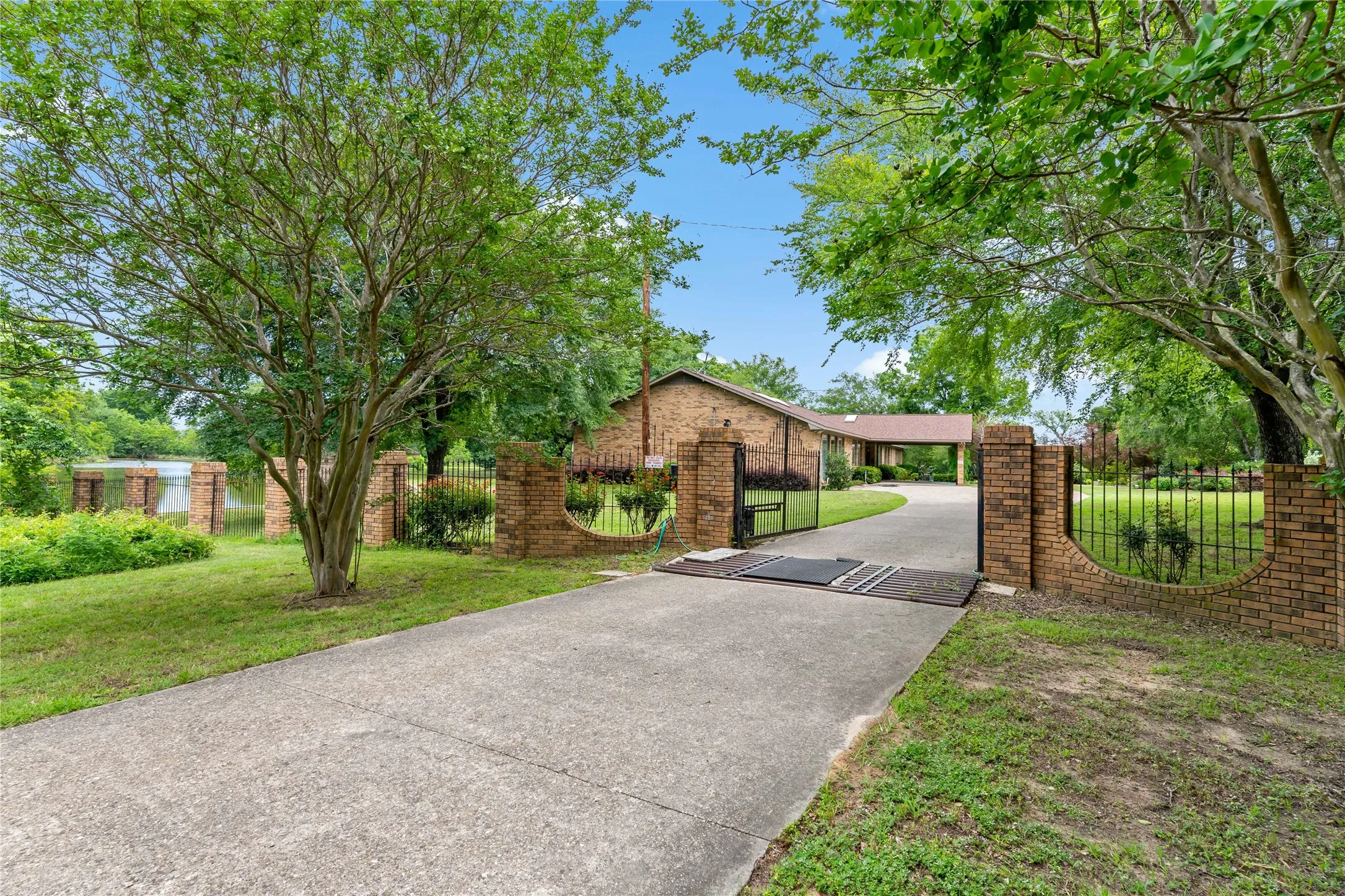Single Family Residence For Sale in Van Zandt County , 1895 County Road 3601, Edgewood, Texas 75117, 3 Bedroom, 5 Bathroom, Garage spaces, 4,998 Sqft, built in 1983, mls#21252321, Real Estate Agent in Edgewood, Homes For Sale in Van Zandt county, Homes For Sale in Edgewood, Realtor in Edgewood Texas, Real Estate Brokerage Independent Realty Texas, Luminita Cordes Realtor