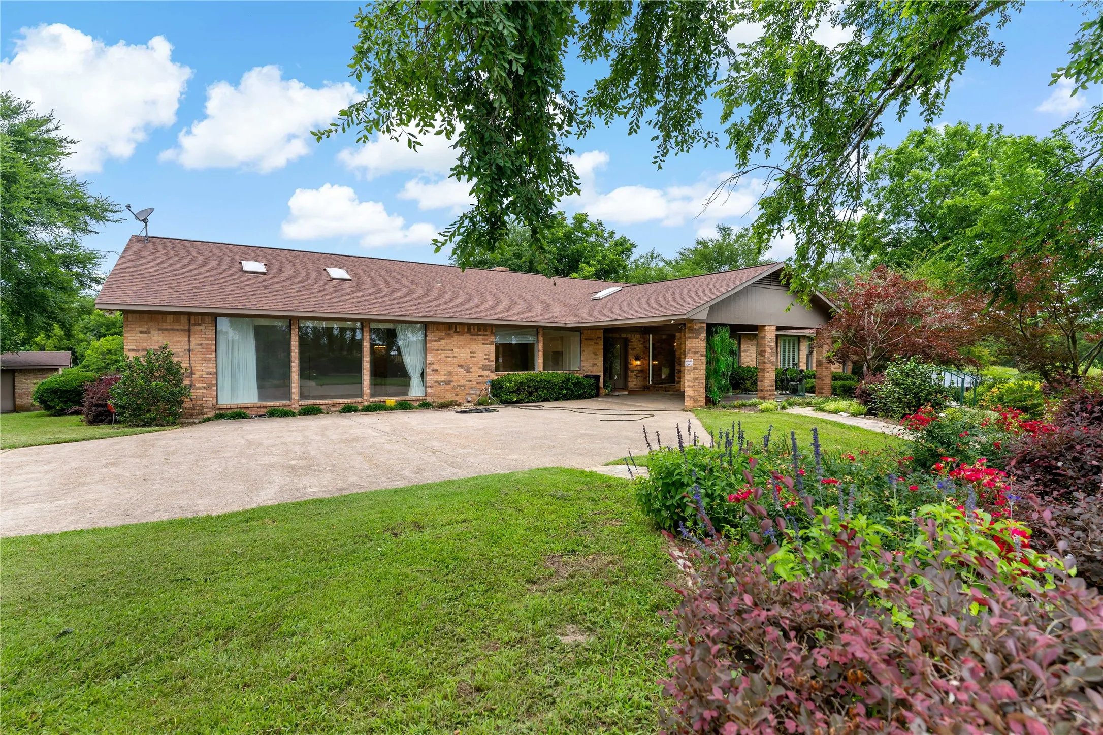 Single Family Residence For Sale in Van Zandt County , 1895 County Road 3601, Edgewood, Texas 75117, 3 Bedroom, 5 Bathroom, Garage spaces, 4,998 Sqft, built in 1983, mls#21252321, Real Estate Agent in Edgewood, Homes For Sale in Van Zandt county, Homes For Sale in Edgewood, Realtor in Edgewood Texas, Real Estate Brokerage Independent Realty Texas, Luminita Cordes Realtor