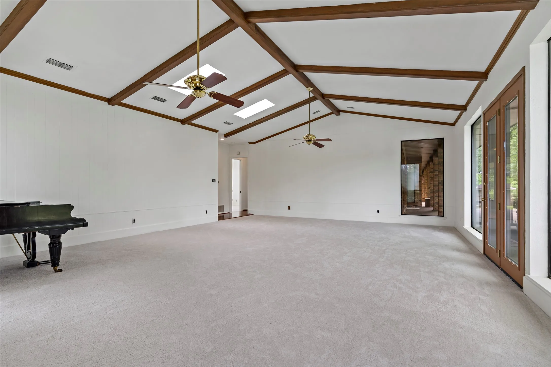 Single Family Residence For Sale in Van Zandt County , 1895 County Road 3601, Edgewood, Texas 75117, 3 Bedroom, 5 Bathroom, Garage spaces, 4,998 Sqft, built in 1983, mls#21252321, Real Estate Agent in Edgewood, Homes For Sale in Van Zandt county, Homes For Sale in Edgewood, Realtor in Edgewood Texas, Real Estate Brokerage Independent Realty Texas, Luminita Cordes Realtor
