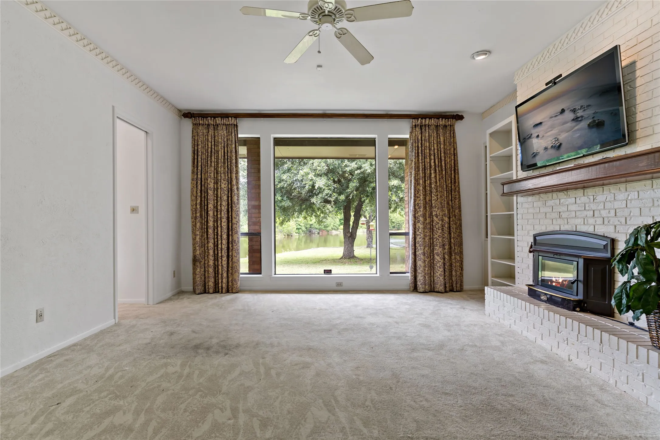Single Family Residence For Sale in Van Zandt County , 1895 County Road 3601, Edgewood, Texas 75117, 3 Bedroom, 5 Bathroom, Garage spaces, 4,998 Sqft, built in 1983, mls#21252321, Real Estate Agent in Edgewood, Homes For Sale in Van Zandt county, Homes For Sale in Edgewood, Realtor in Edgewood Texas, Real Estate Brokerage Independent Realty Texas, Luminita Cordes Realtor