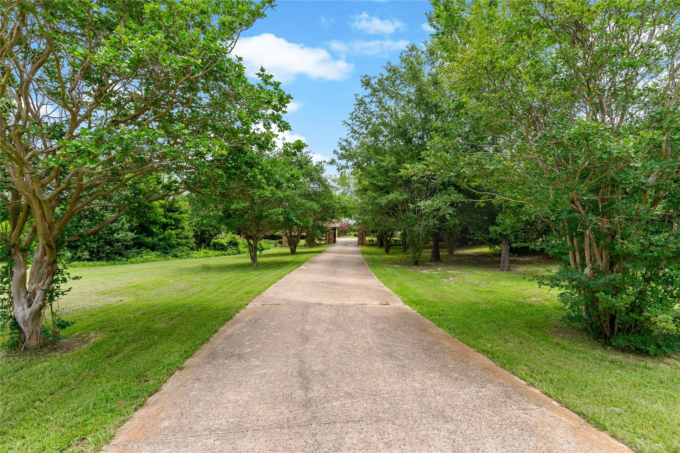 Single Family Residence For Sale in Van Zandt County , 1895 County Road 3601, Edgewood, Texas 75117, 3 Bedroom, 5 Bathroom, Garage spaces, 4,998 Sqft, built in 1983, mls#21252321, Real Estate Agent in Edgewood, Homes For Sale in Van Zandt county, Homes For Sale in Edgewood, Realtor in Edgewood Texas, Real Estate Brokerage Independent Realty Texas, Luminita Cordes Realtor