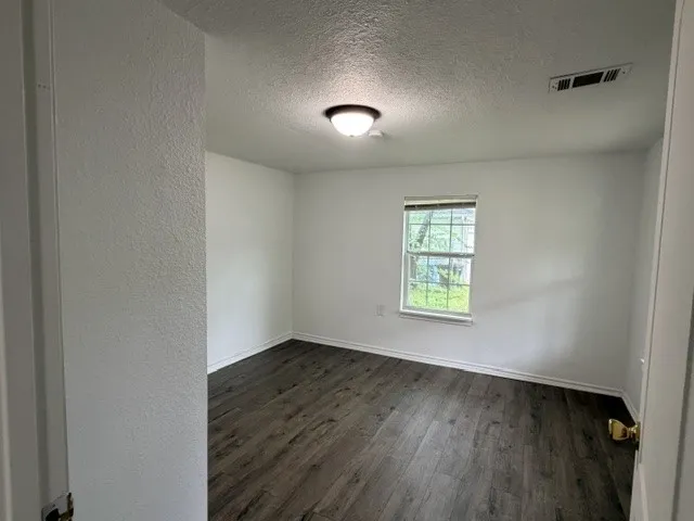 Single Family Residence For Sale in Grayson County , 927 W Baker Street, Denison, Texas 75020, 2 Bedroom, 1 Bathroom, Garage spaces, 994 Sqft, built in 1945, mls#21256137, Real Estate Agent in Denison, Homes For Sale in Grayson county, Homes For Sale in Denison, Realtor in Denison Texas, Real Estate Brokerage Independent Realty Texas, Luminita Cordes Realtor