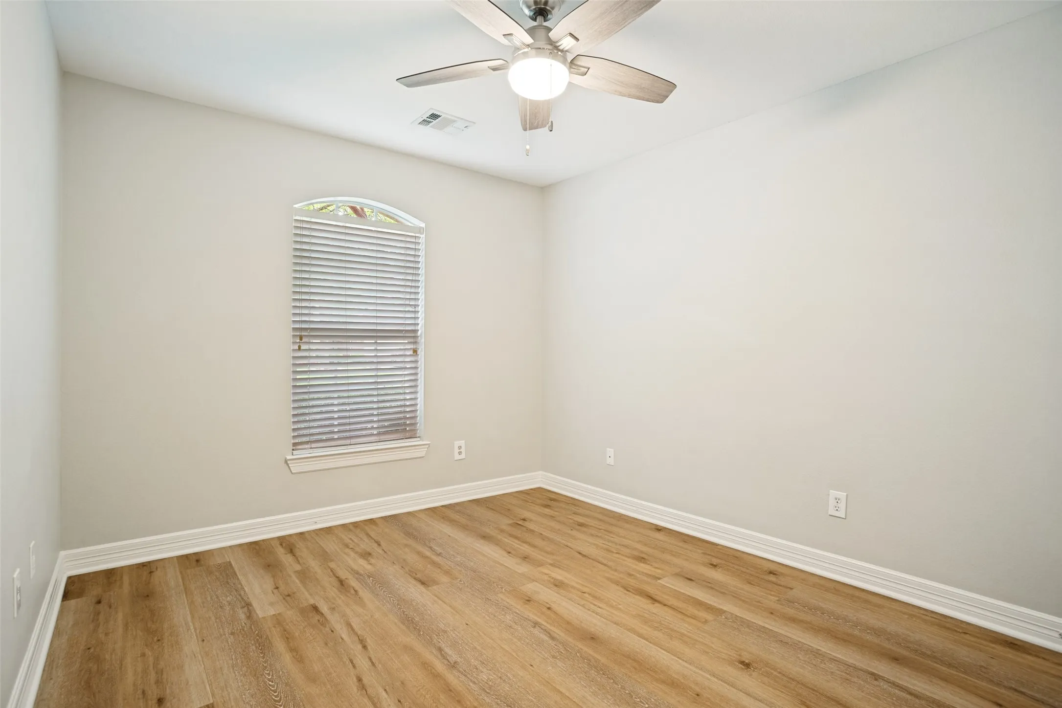 Single Family Residence For Sale in Collin County , 2906 Holly Lane, Wylie, Texas 75098, 4 Bedroom, 2 Bathroom, 2 Garage spaces, 1,990 Sqft, built in 2005, mls#21256121, Real Estate Agent in Wylie, Homes For Sale in Collin county, Homes For Sale in Wylie, Realtor in Wylie Texas, Real Estate Brokerage Independent Realty Texas, Luminita Cordes Realtor