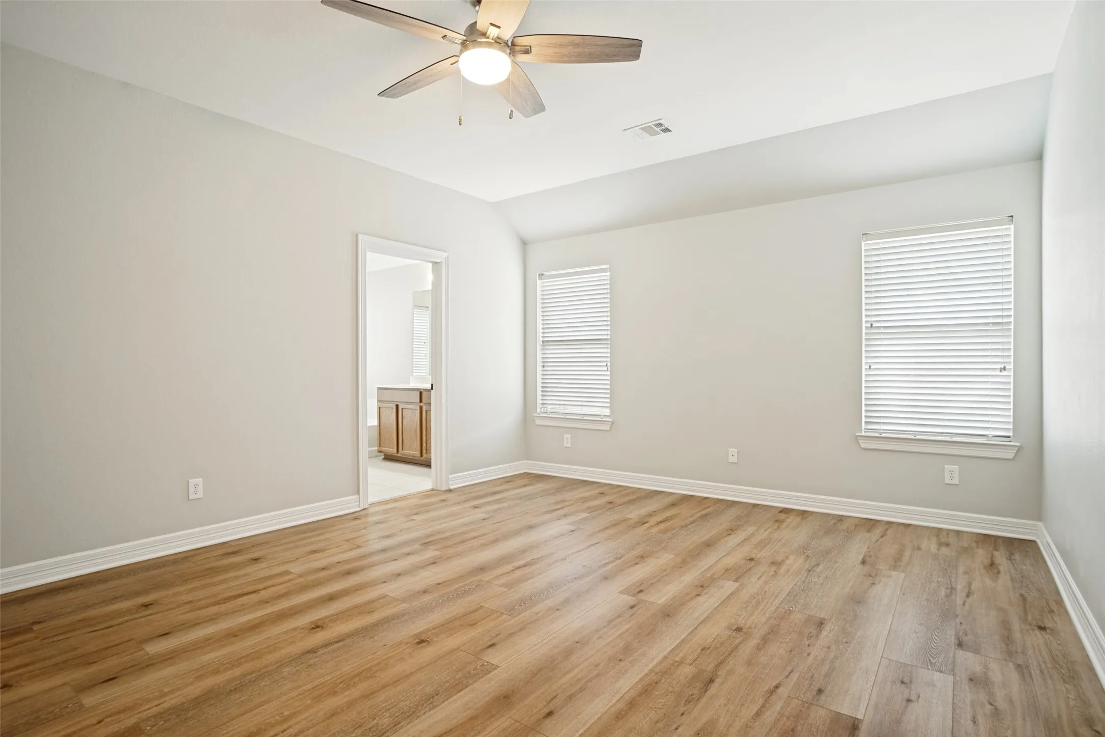 Single Family Residence For Sale in Collin County , 2906 Holly Lane, Wylie, Texas 75098, 4 Bedroom, 2 Bathroom, 2 Garage spaces, 1,990 Sqft, built in 2005, mls#21256121, Real Estate Agent in Wylie, Homes For Sale in Collin county, Homes For Sale in Wylie, Realtor in Wylie Texas, Real Estate Brokerage Independent Realty Texas, Luminita Cordes Realtor